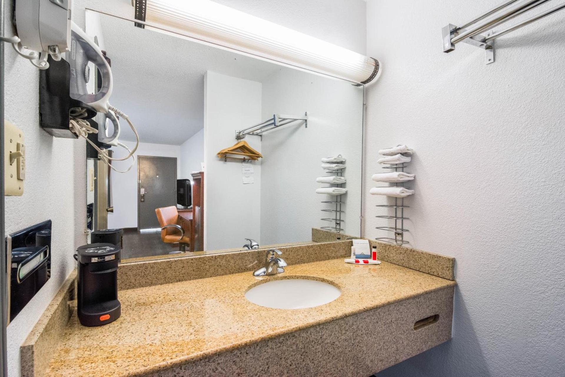 Days Inn by Wyndham Raleigh Glenwood-Crabtree photo 47