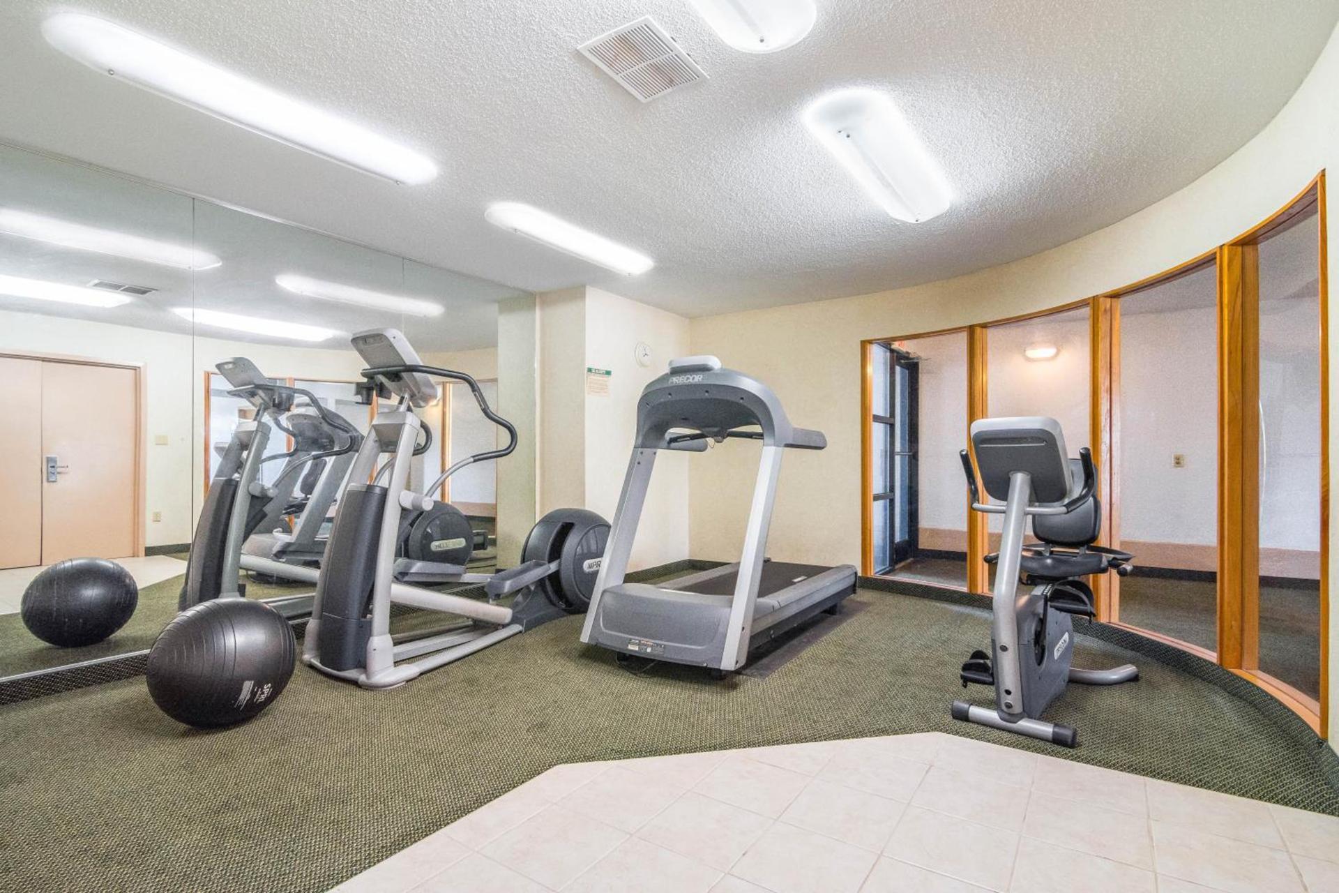 Days Inn by Wyndham Raleigh Glenwood-Crabtree photo 40