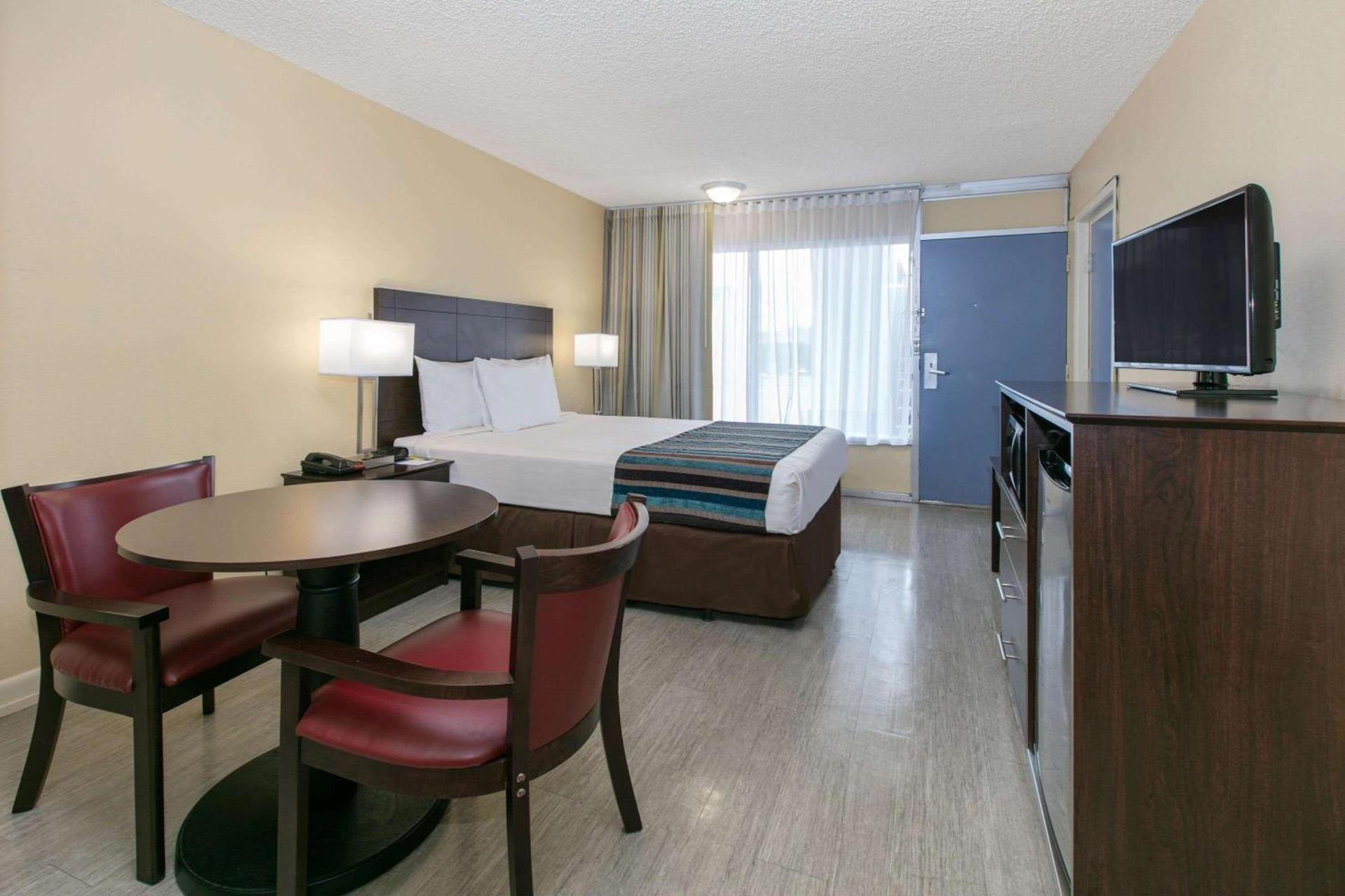 Days Inn by Wyndham Natchez photo 3
