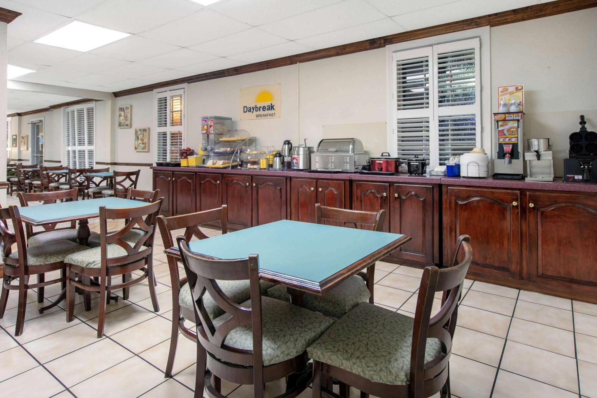 Days Inn by Wyndham Natchez photo 8