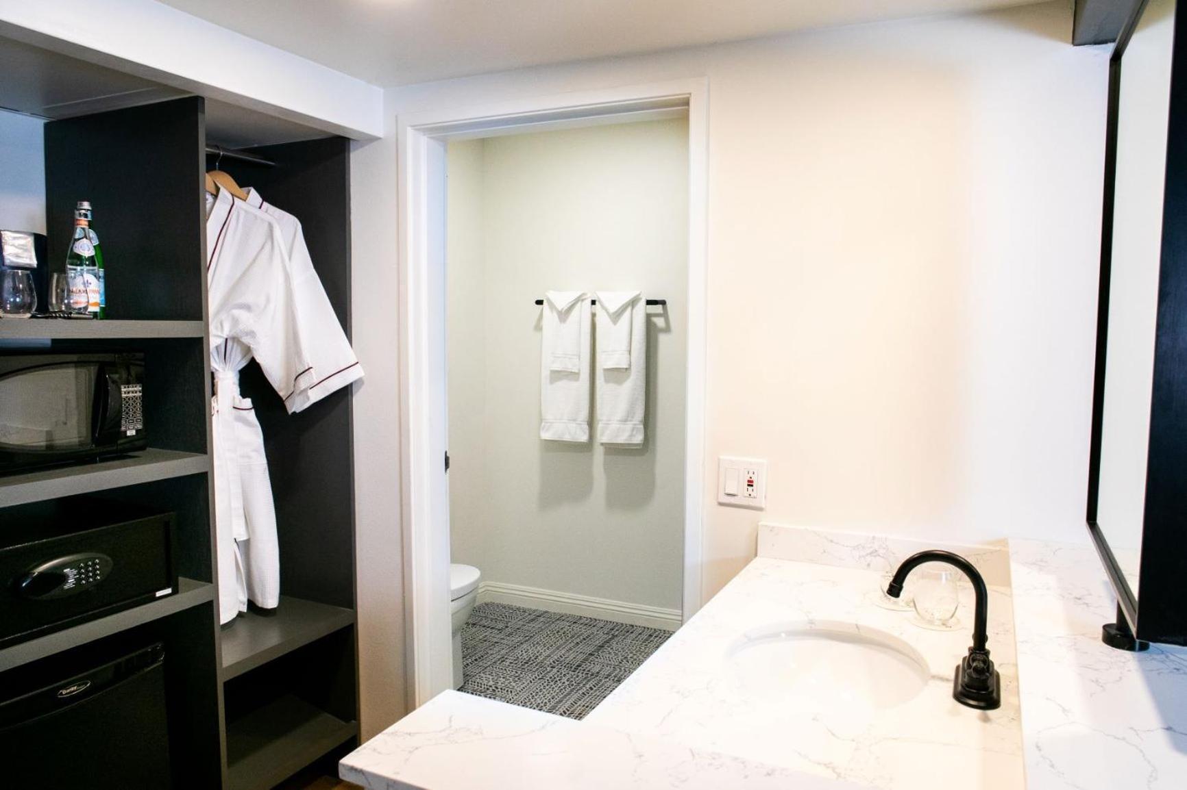 Vinland Hotel and Lounge photo 20