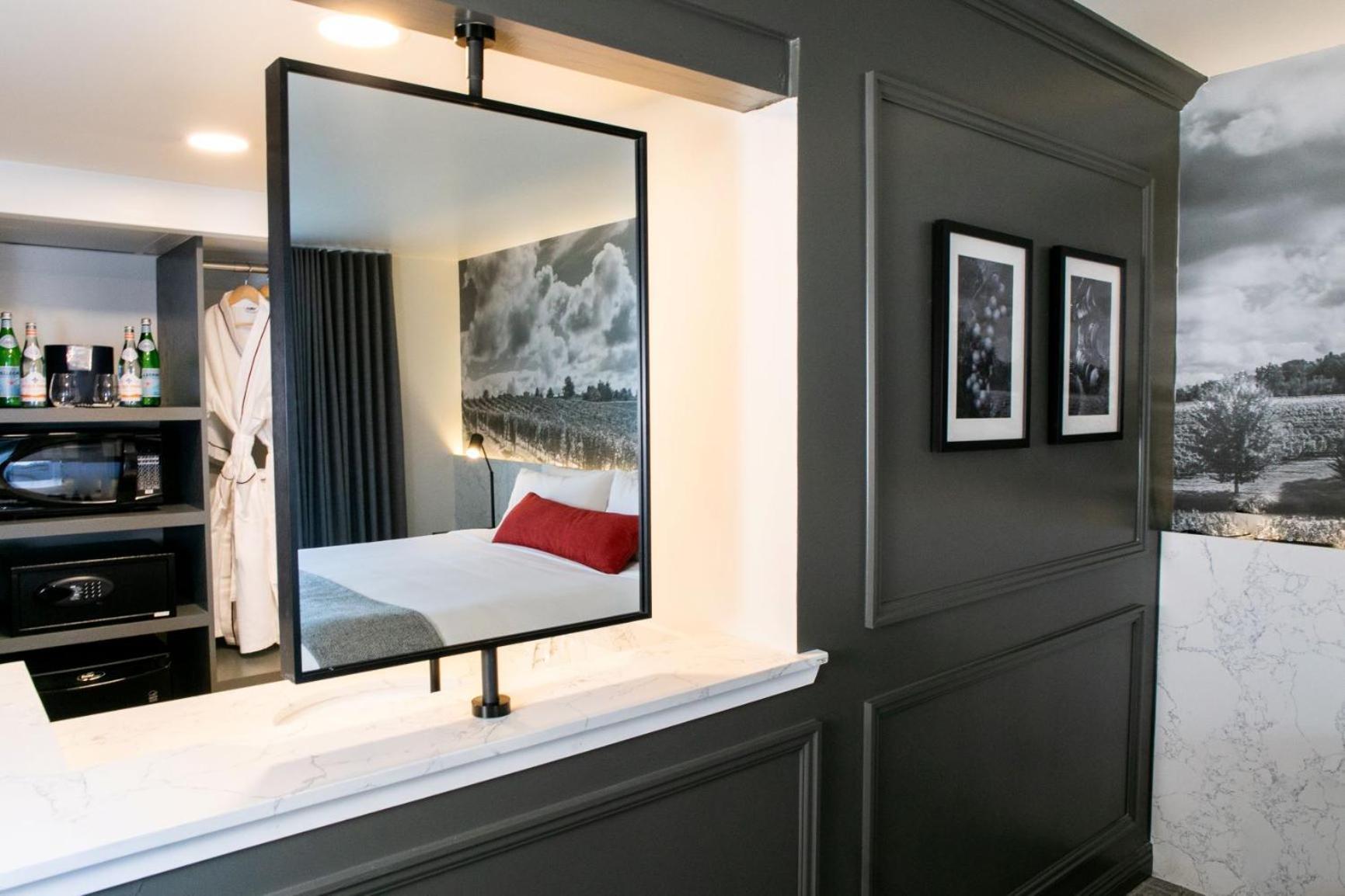 Vinland Hotel and Lounge photo 22