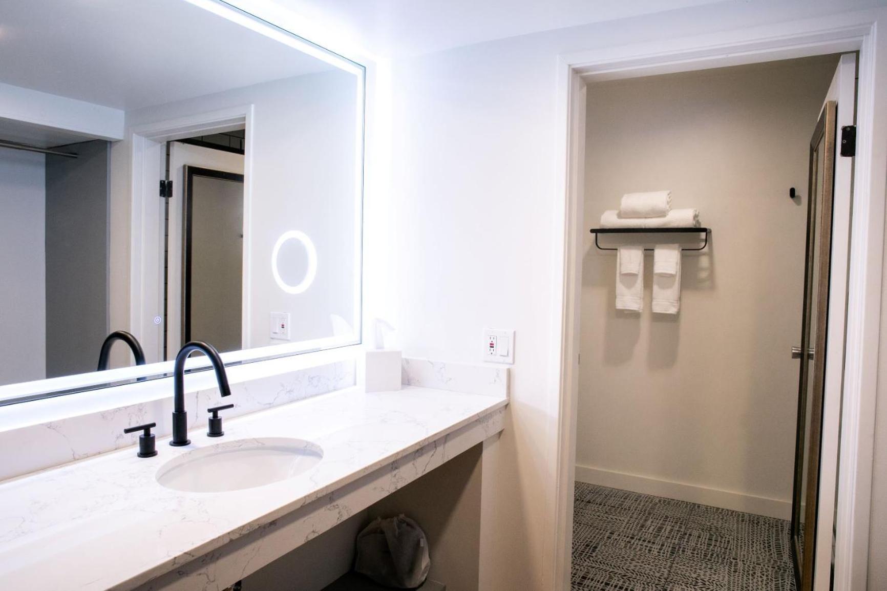 Vinland Hotel and Lounge photo 24