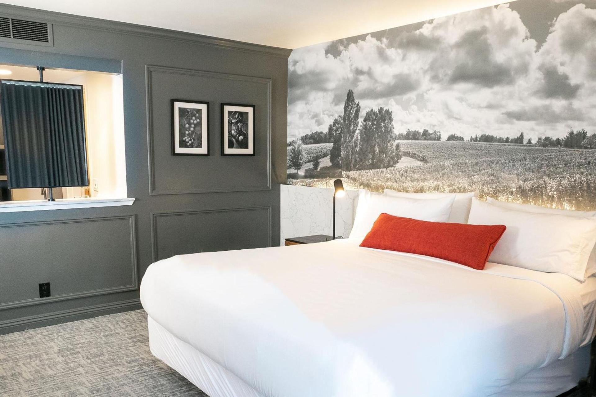 Vinland Hotel and Lounge photo 17