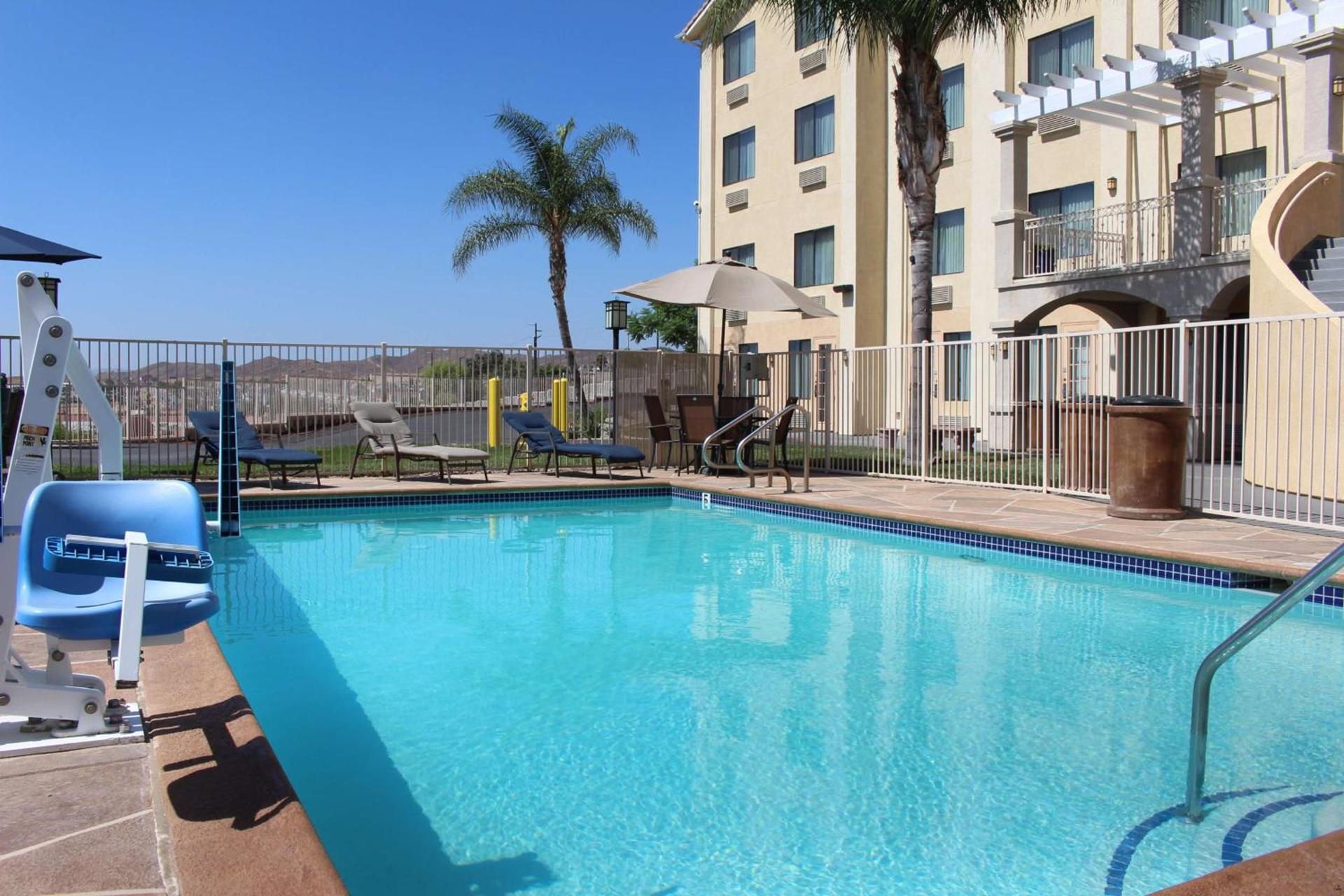 Best Western Plus Lake Elsinore Inn & Suites photo 2
