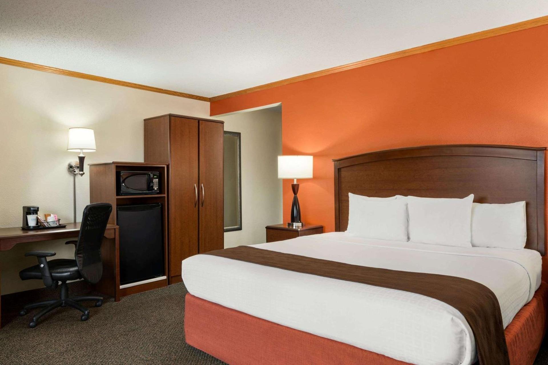 AmericInn by Wyndham Virginia photo 53
