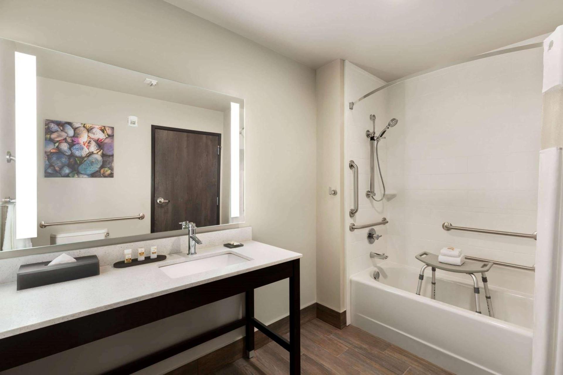 La Quinta Inn & Suites by Wyndham Burlington photo 21
