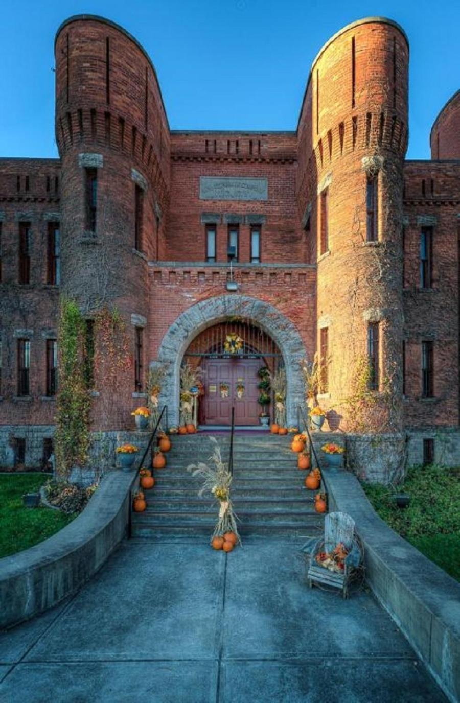 Amsterdam Castle NY photo 2
