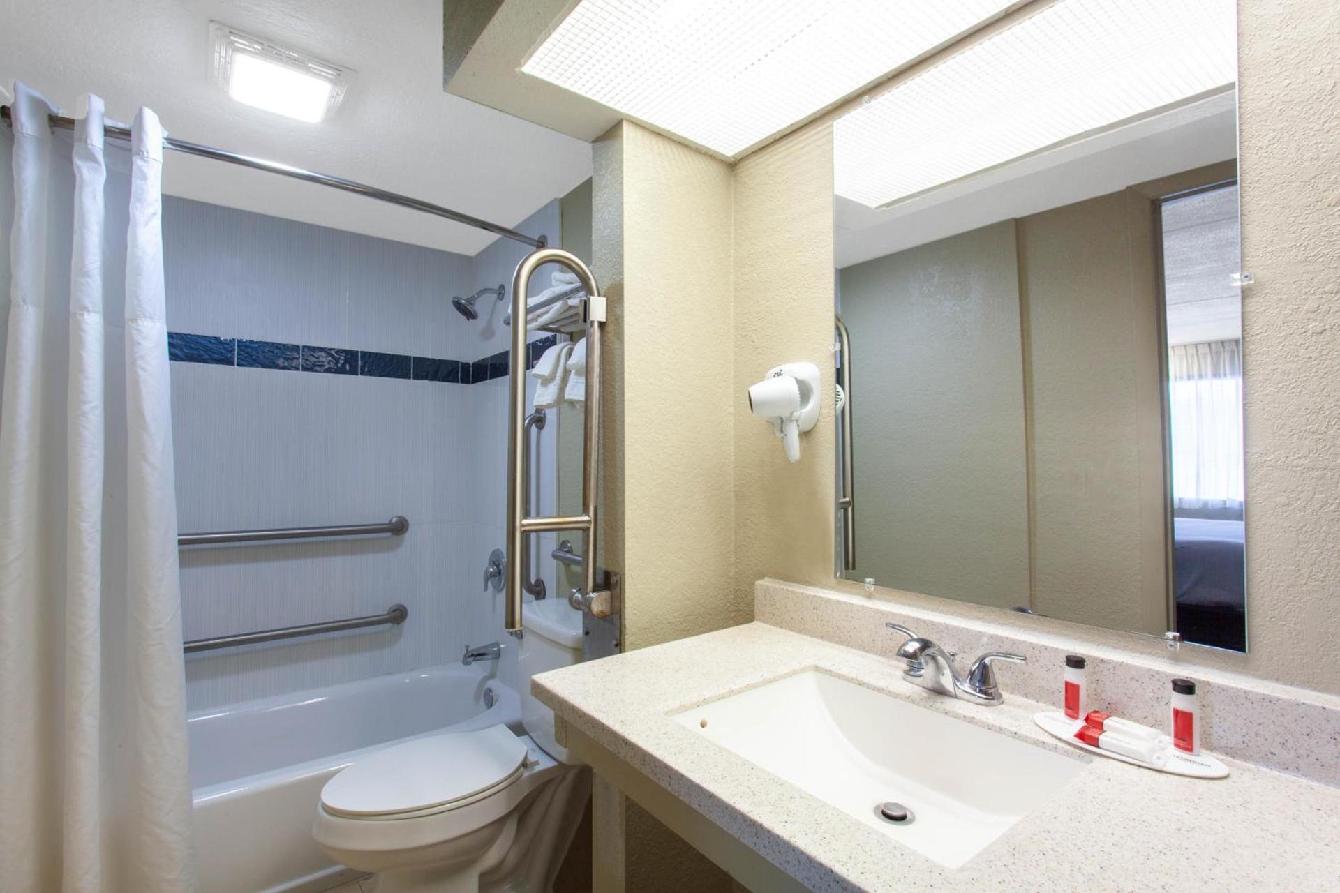Travelodge by Wyndham Deltona photo 4
