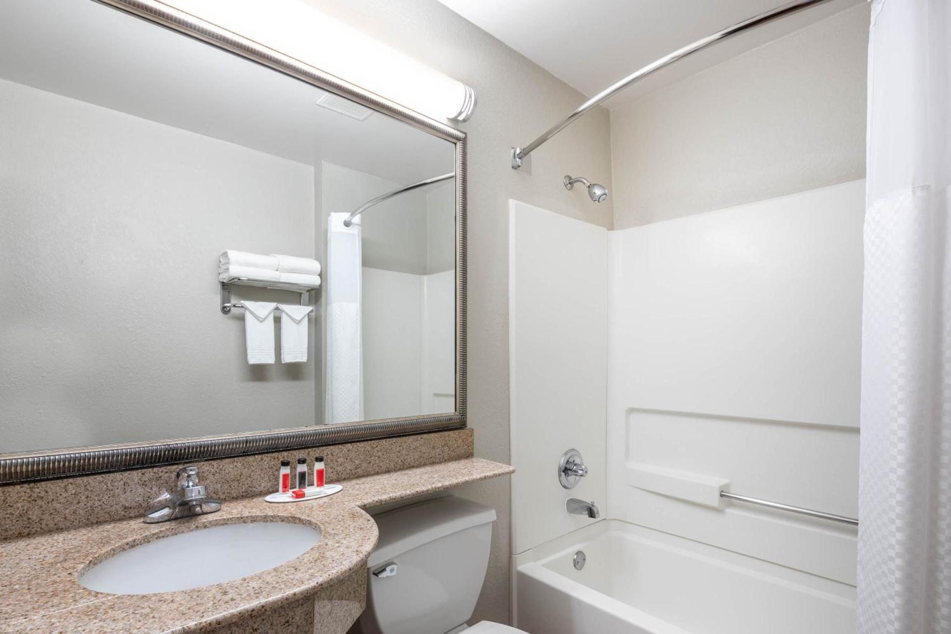 Microtel Inn & Suites by Wyndham Atlanta Buckhead Area photo 26