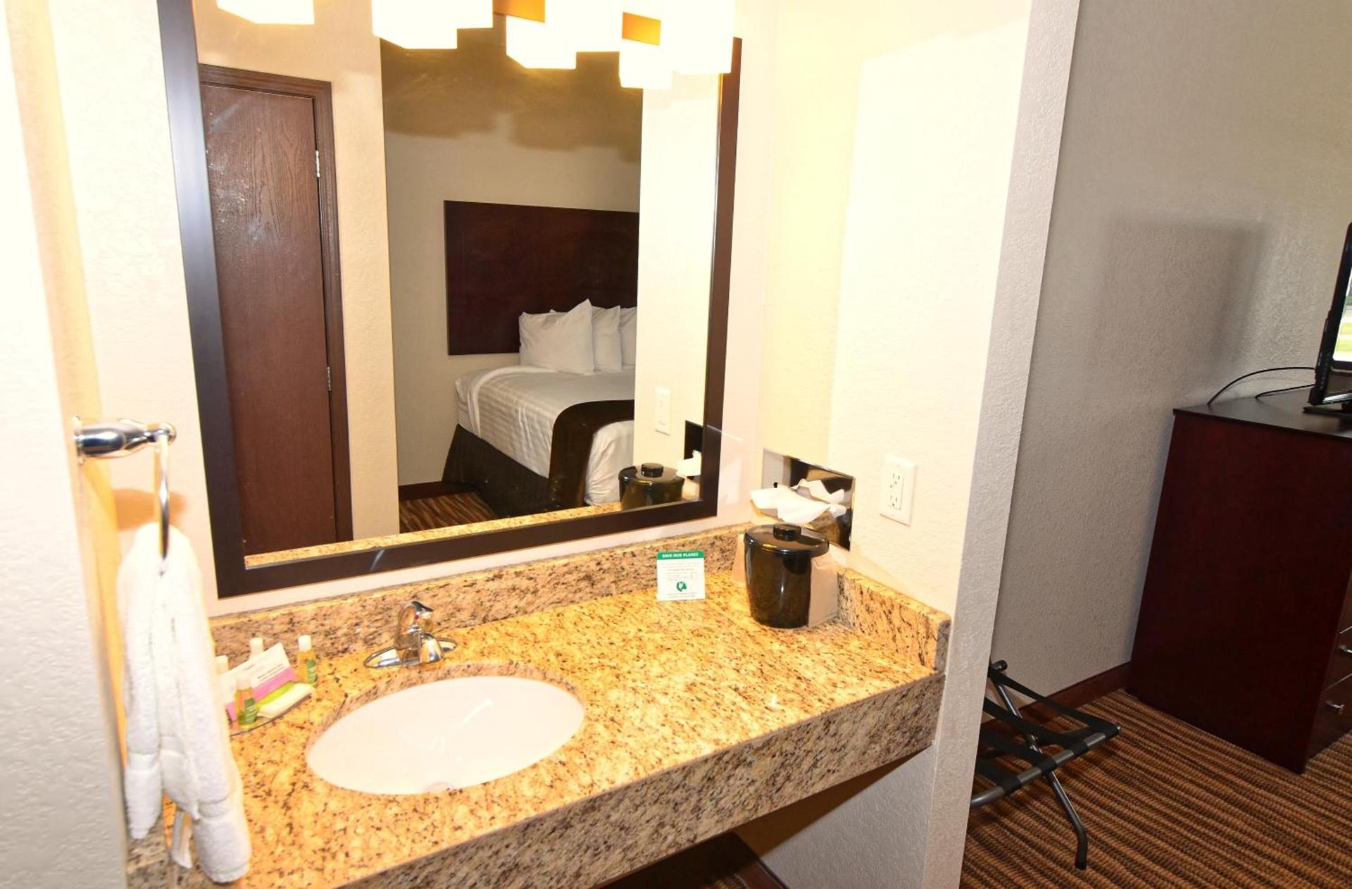 Cobblestone Inn & Suites - Clarion photo 65