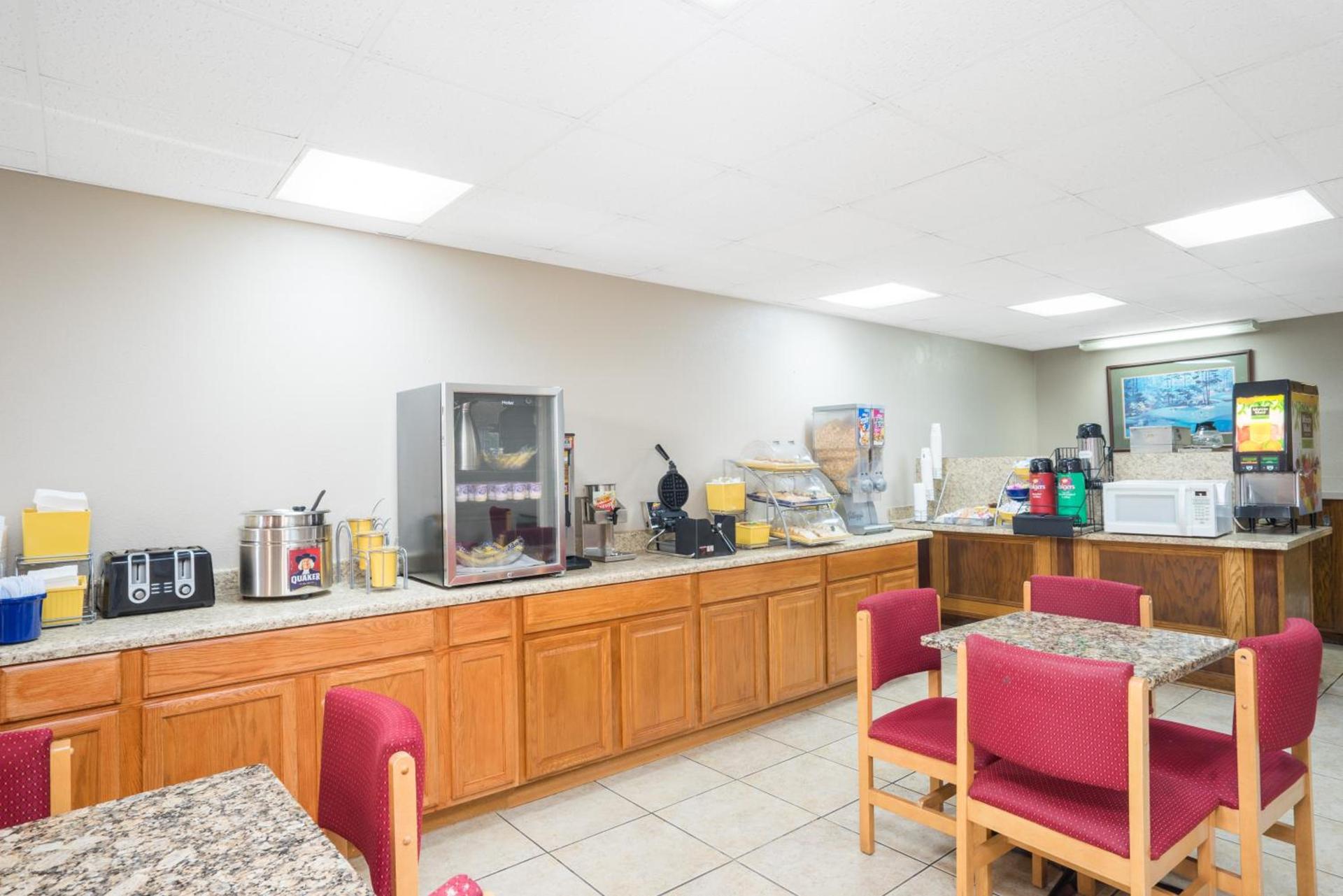 Days Inn by Wyndham Lincolnton photo 47