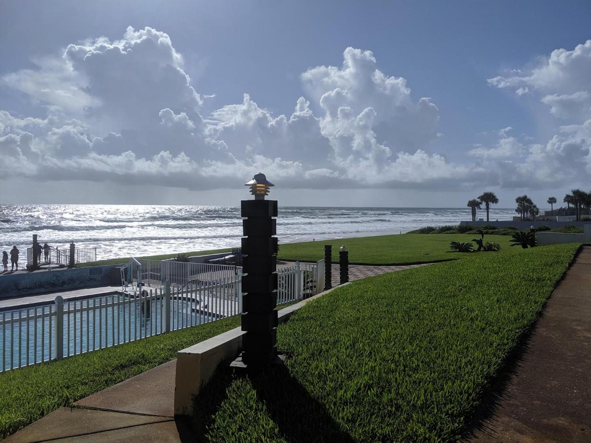 Shoreline Suites & Cabana Cottages – Beachfront photo 2