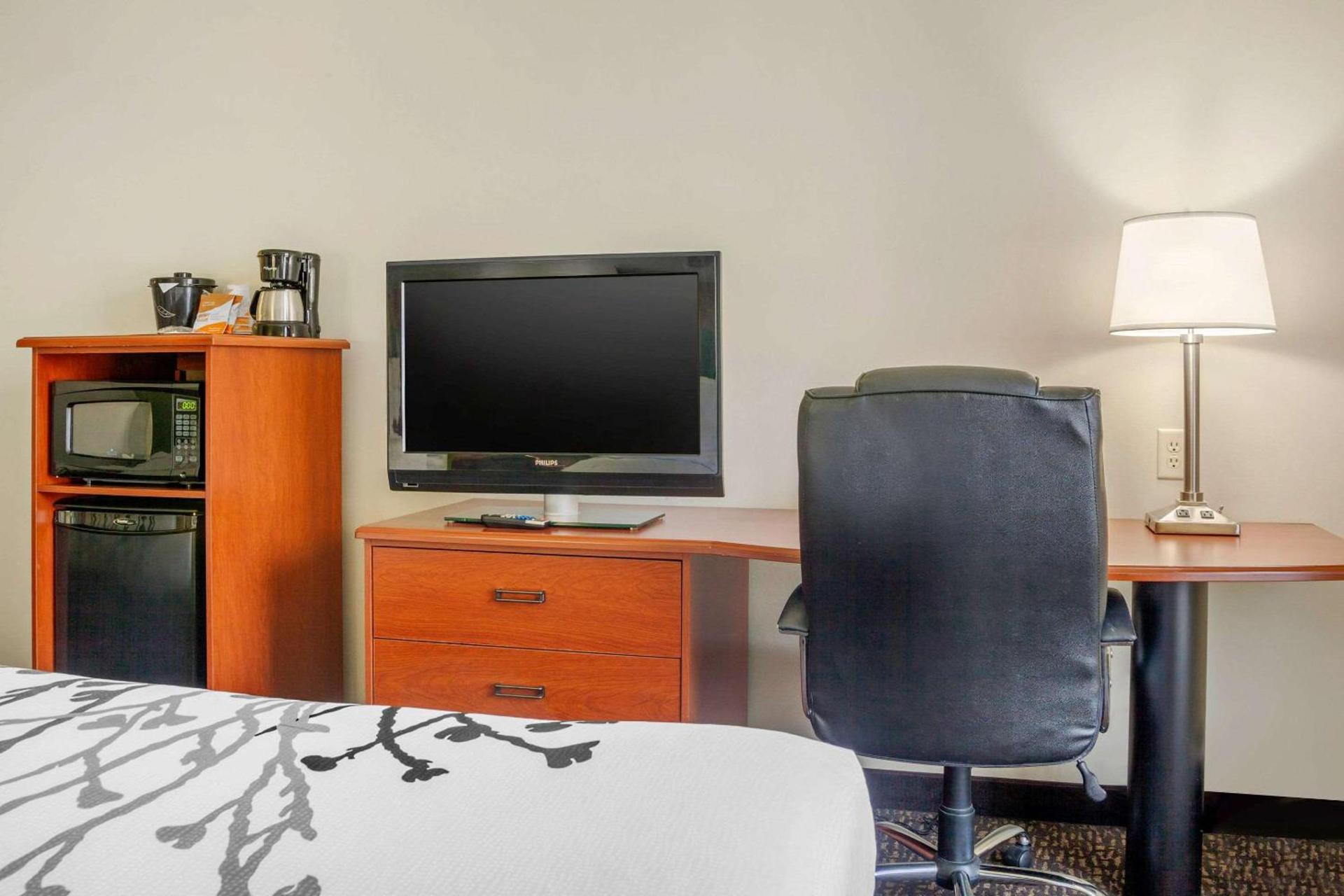 Sleep Inn & Suites Milwaukee Airport photo 11