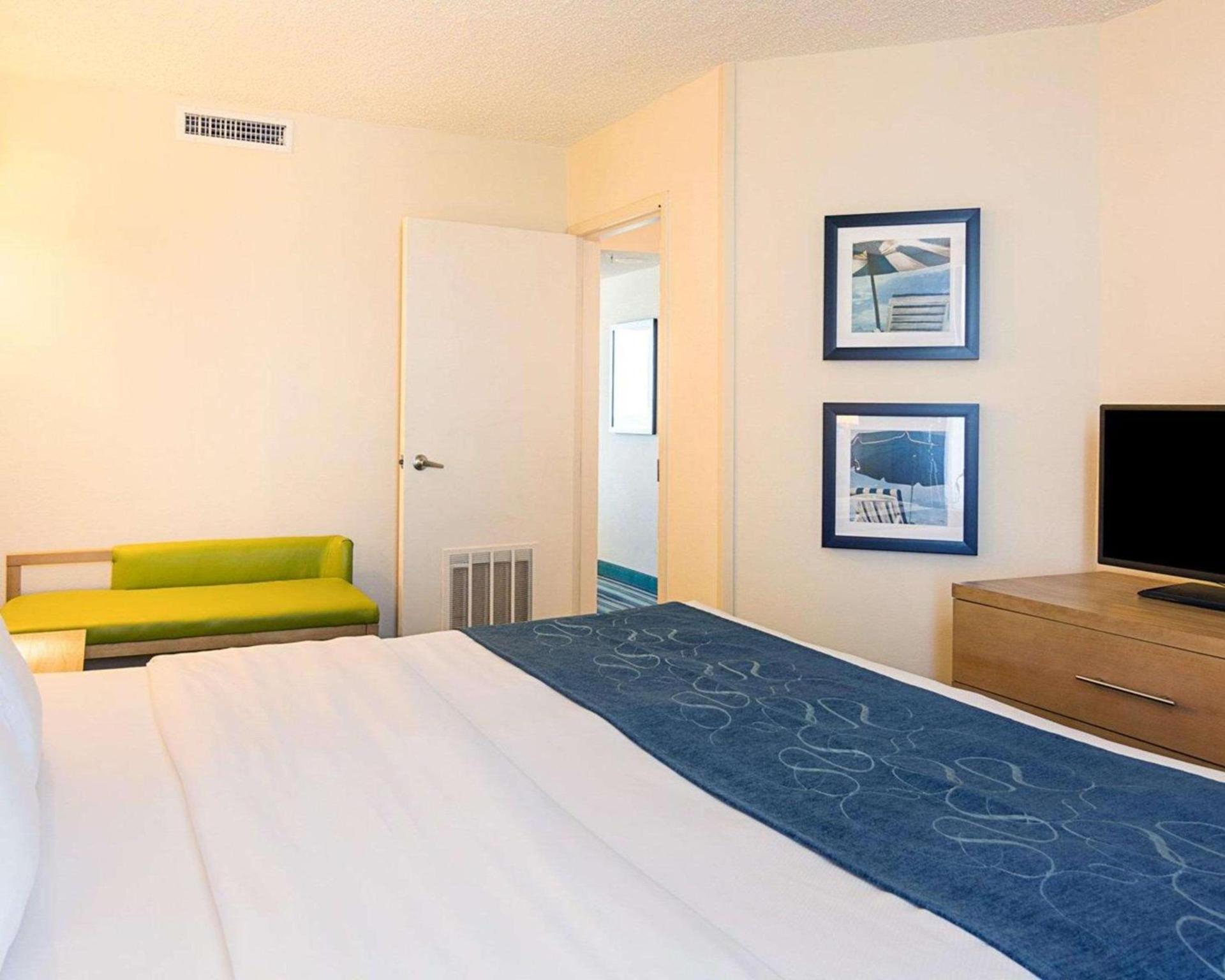 Comfort Suites Beachfront photo 9