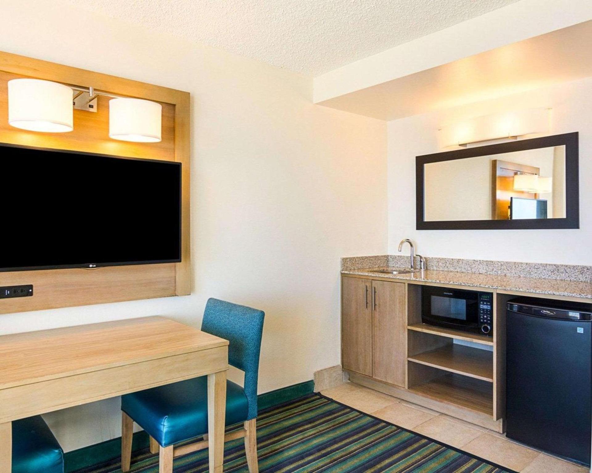 Comfort Suites Beachfront photo 7