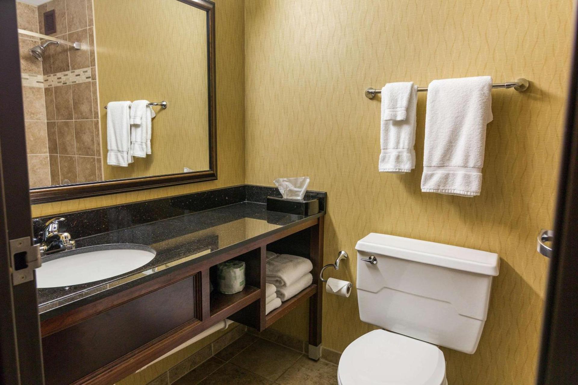 Clarion Hotel Convention Center photo 38