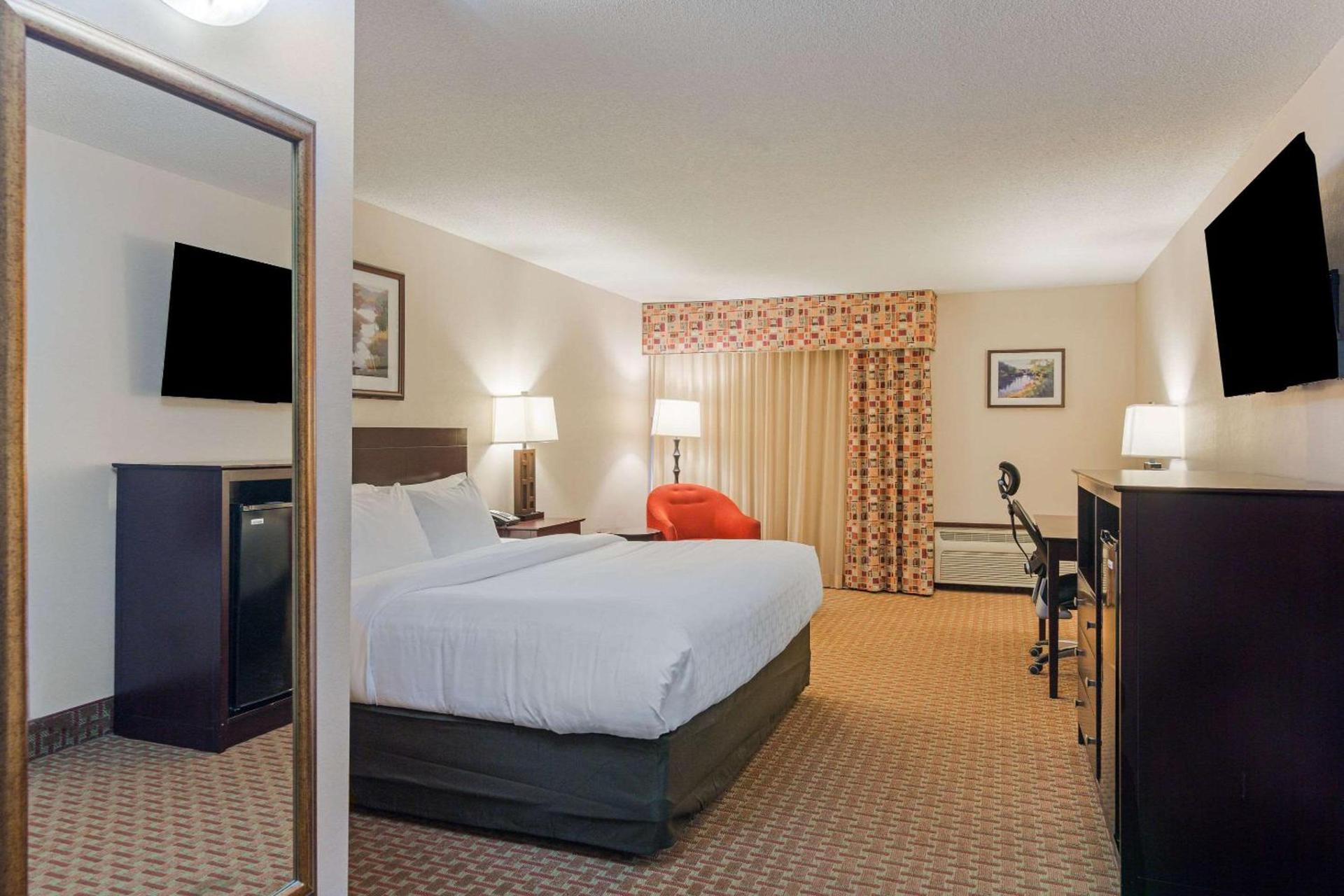 Clarion Hotel Convention Center photo 25