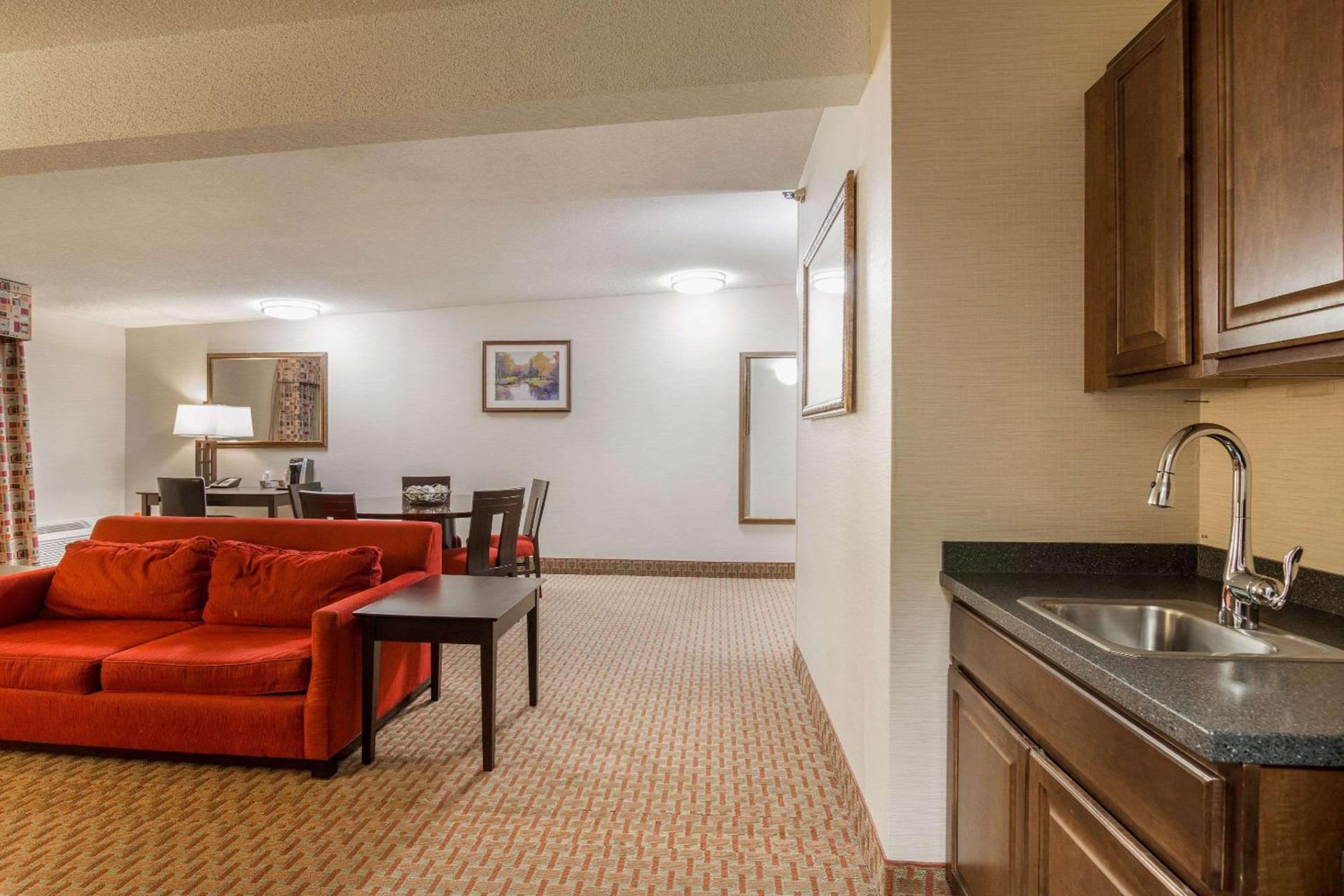 Clarion Hotel Convention Center photo 31