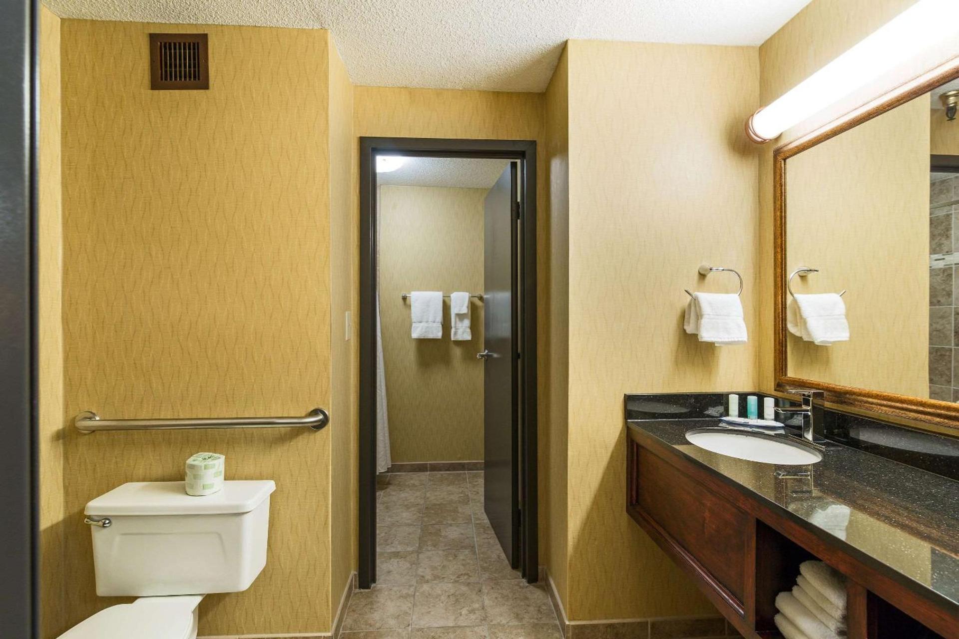 Clarion Hotel Convention Center photo 40
