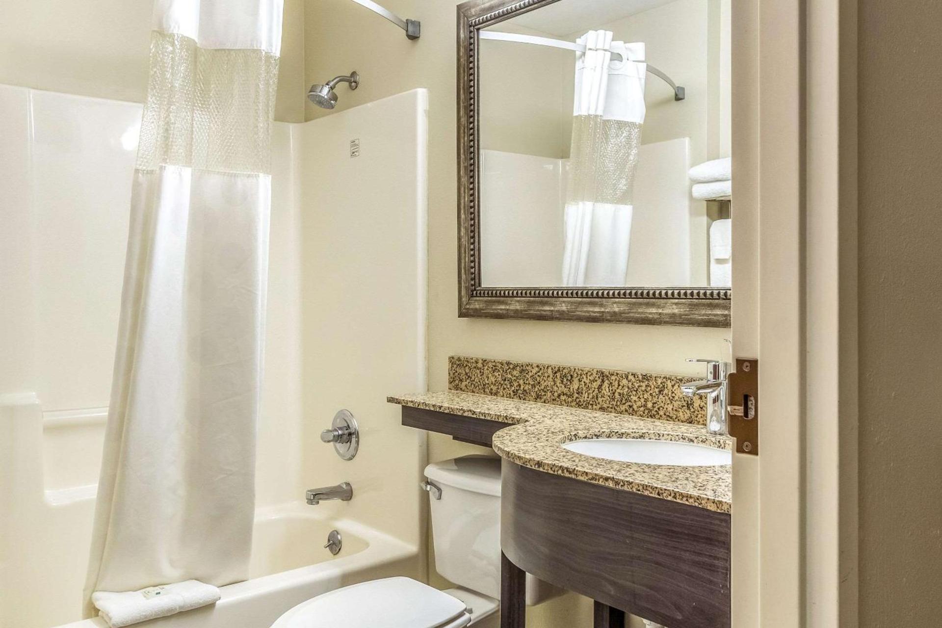 Quality Inn & Suites North Lima - Boardman photo 25