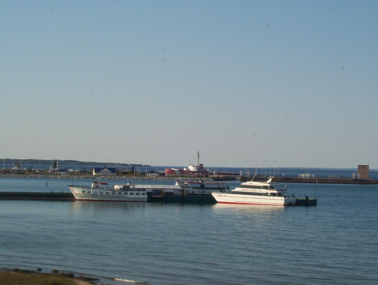Mackinaw Beach and Bay Inn & Suites photo 14
