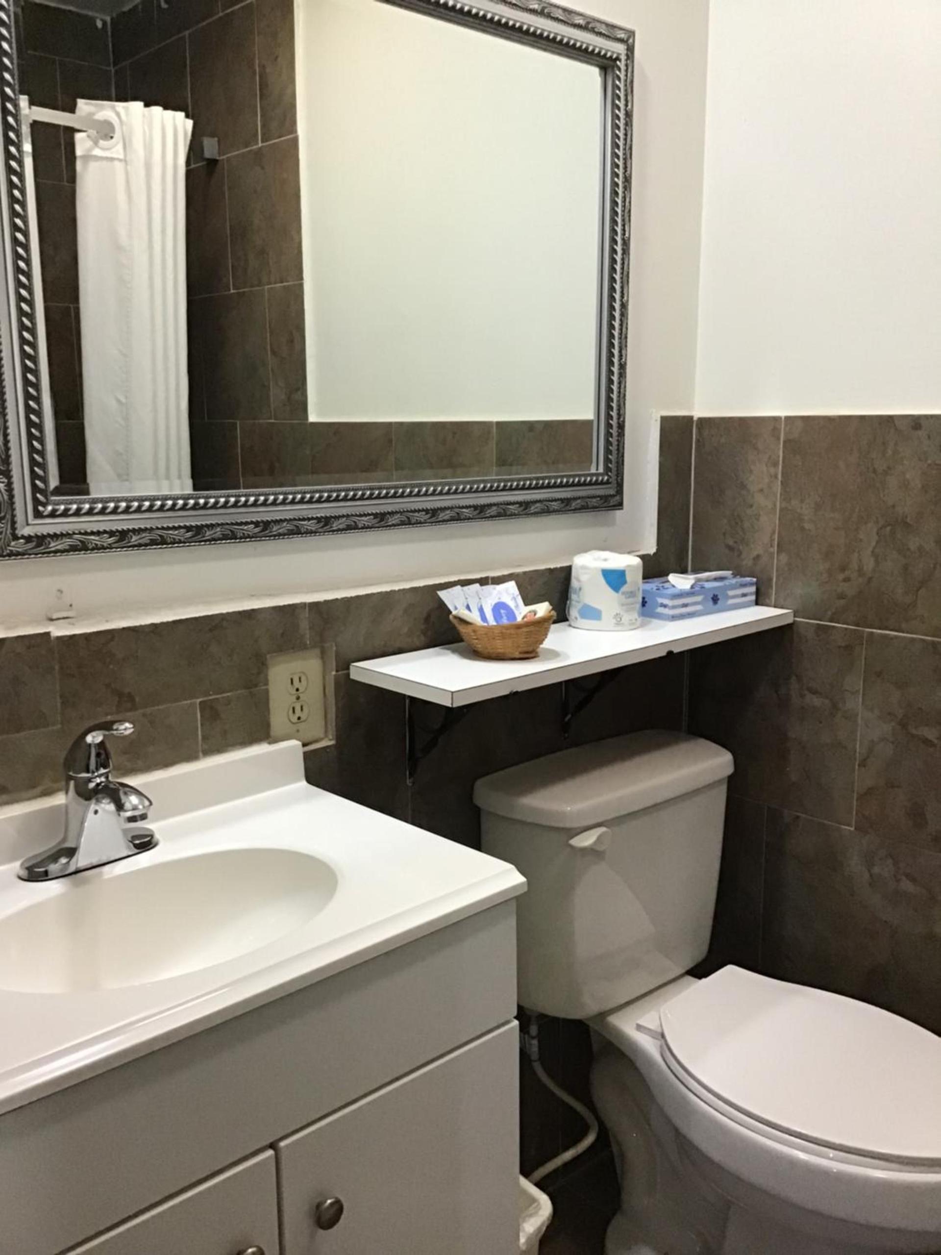 Western motel photo 14