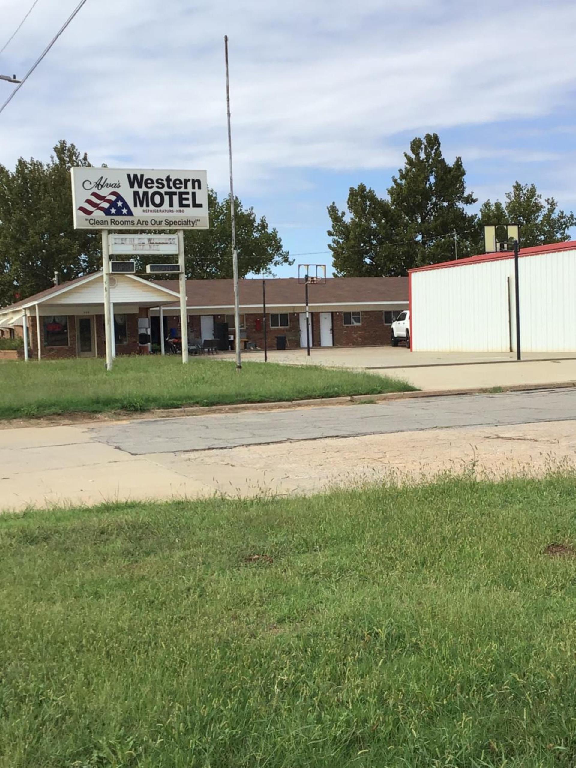 Western motel photo 2
