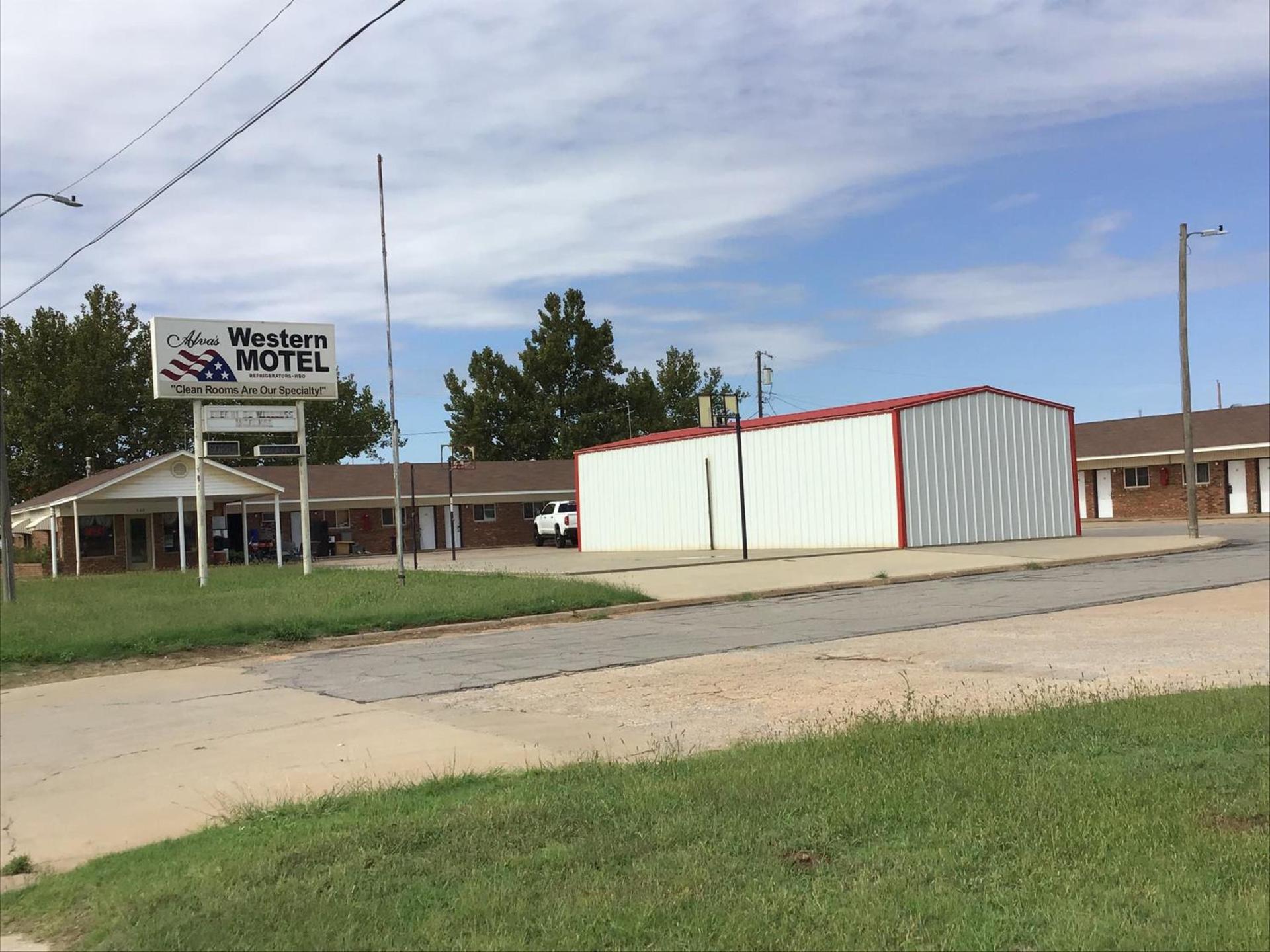 Western motel photo 10