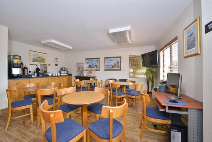 Super 8 by Wyndham Bedford photo 5