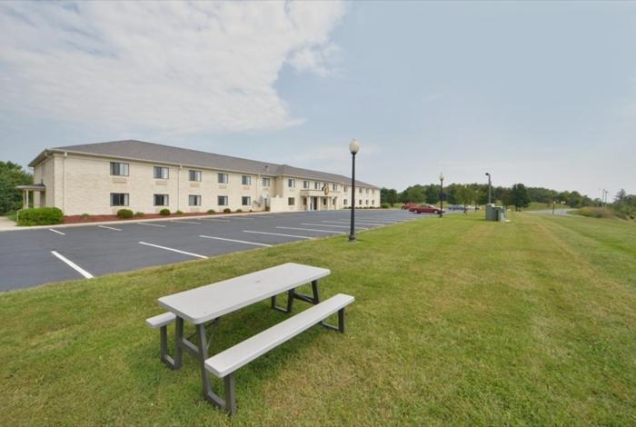 Super 8 by Wyndham Bedford photo 6