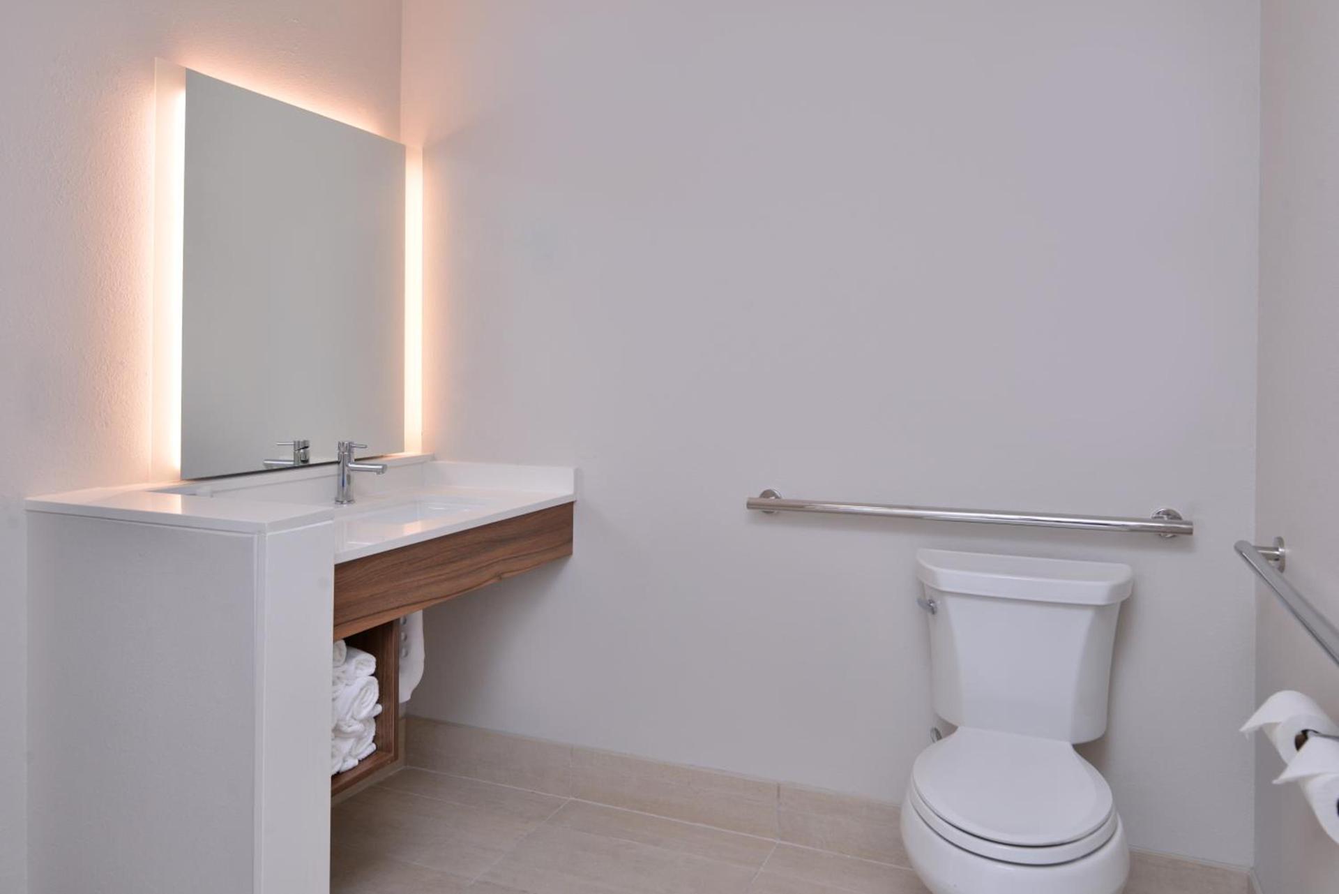 Holiday Inn Express & Suites - Marshalltown by IHG photo 10