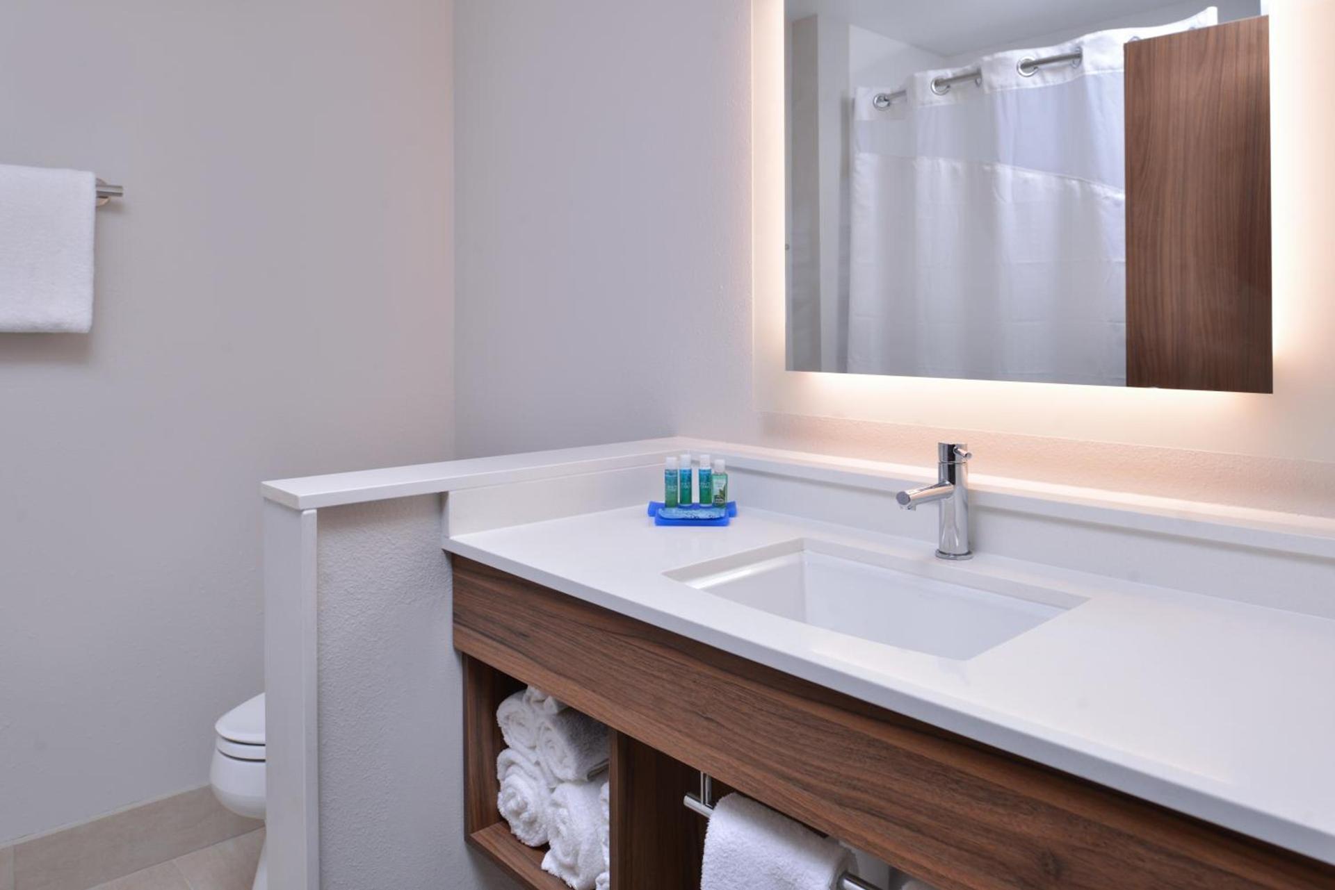 Holiday Inn Express & Suites - Marshalltown by IHG photo 5