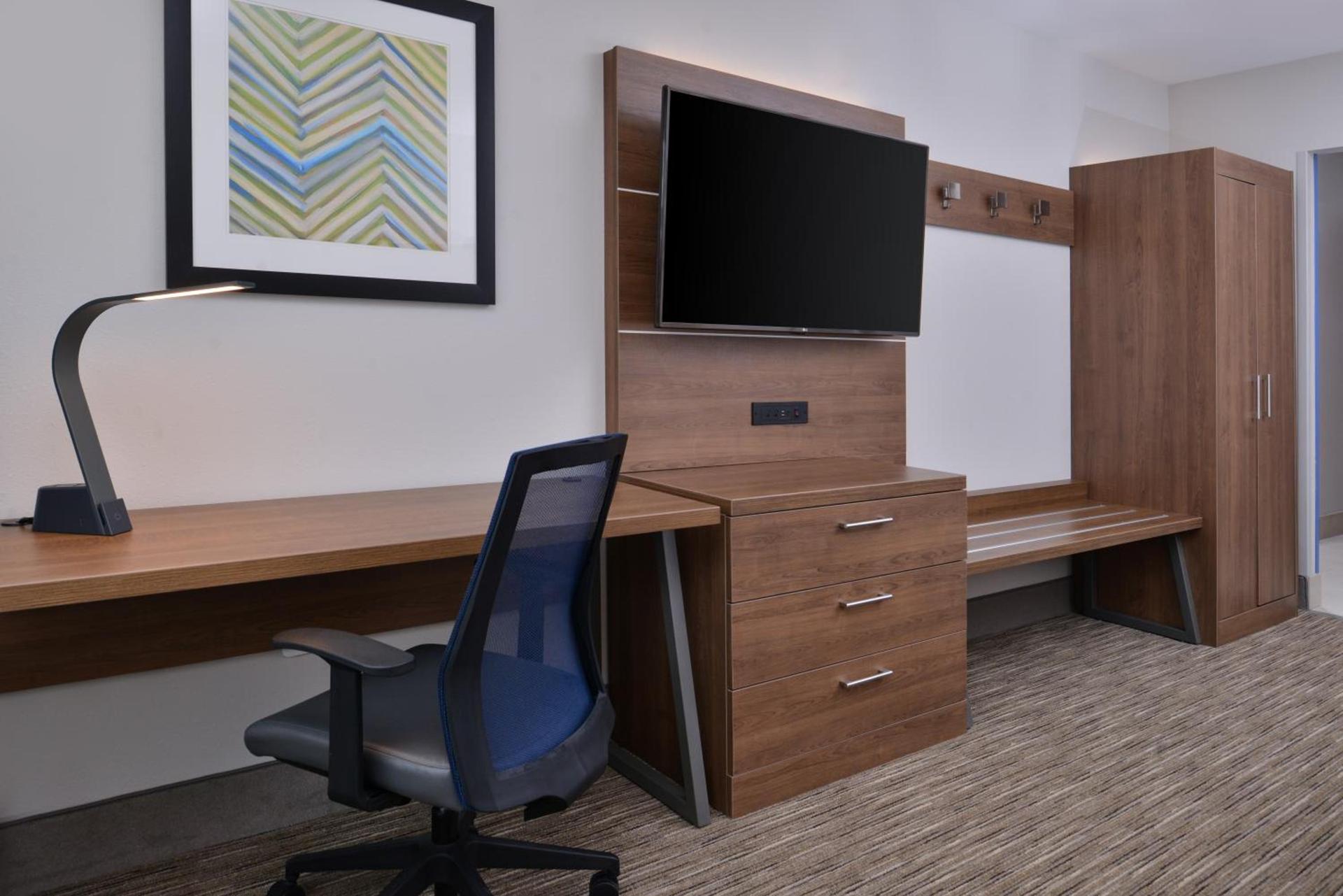 Holiday Inn Express & Suites - Marshalltown by IHG photo 2