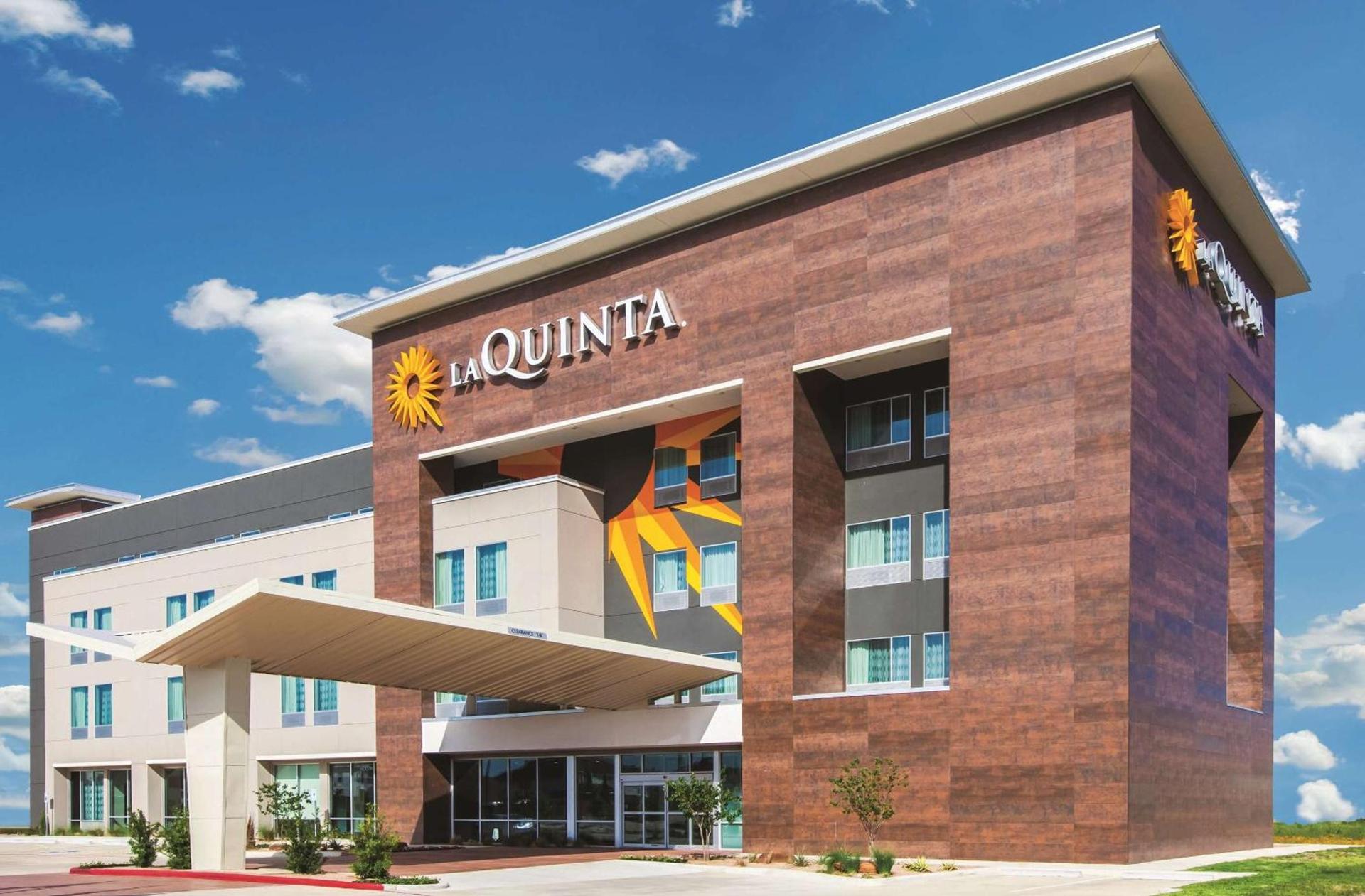 La Quinta Inn and Suites by Wyndham Bloomington photo 45