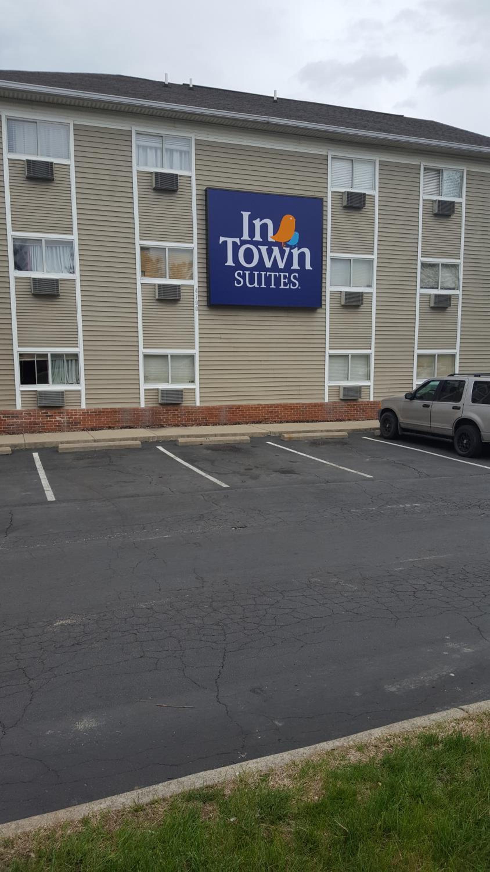 InTown Suites Extended Stay Columbus OH - I-70E Hamilton Rd photo 2