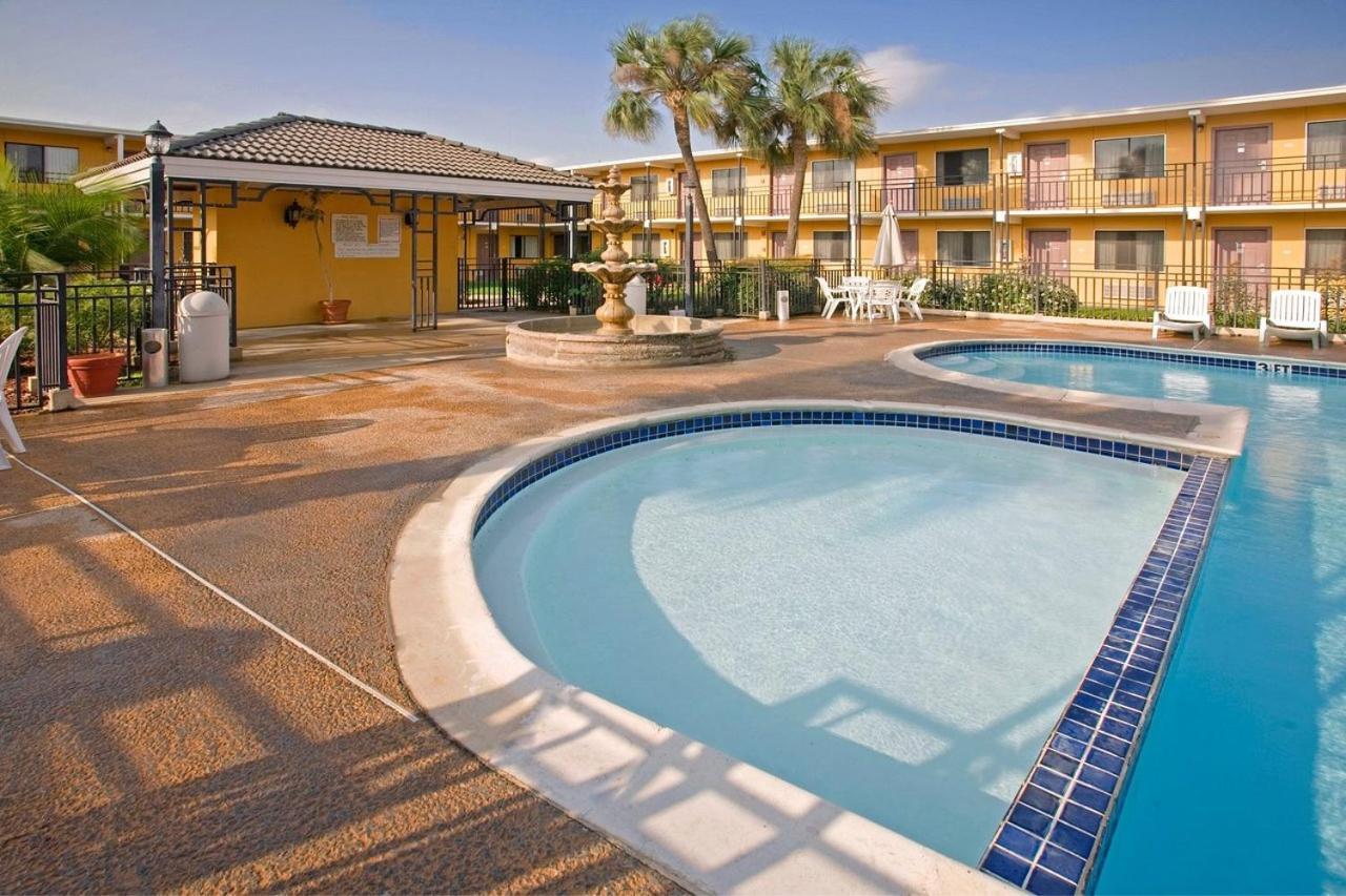 Americas Best Value Inn Laredo photo 7