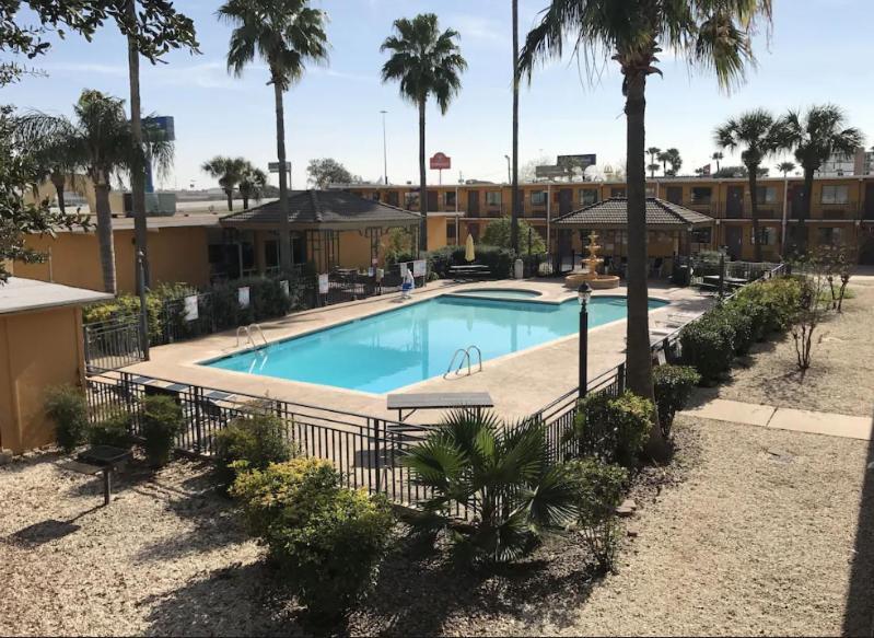 Americas Best Value Inn Laredo photo 8