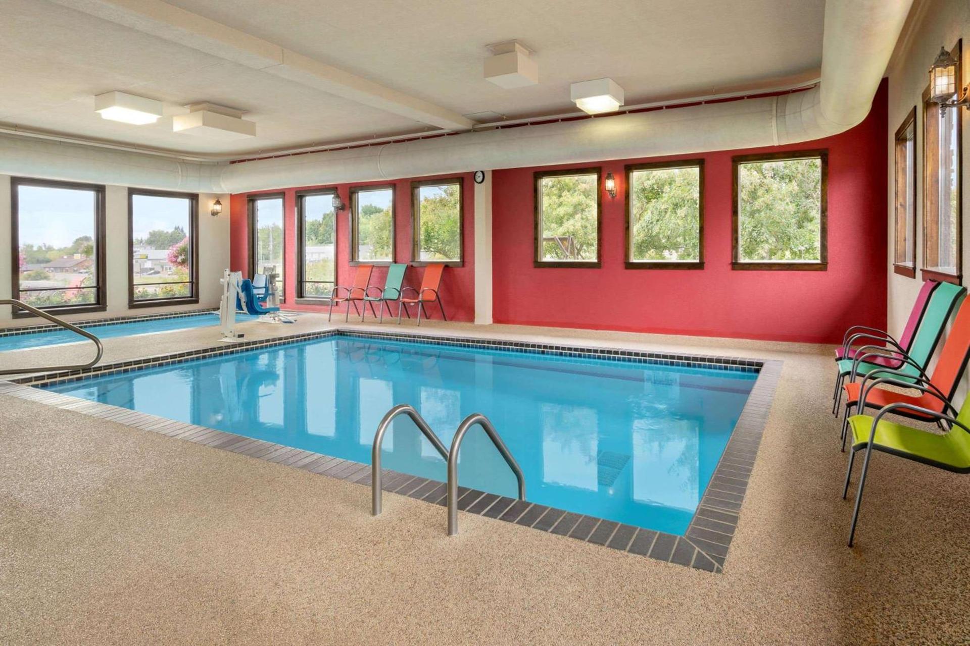 Super 8 by Wyndham Eveleth photo 17