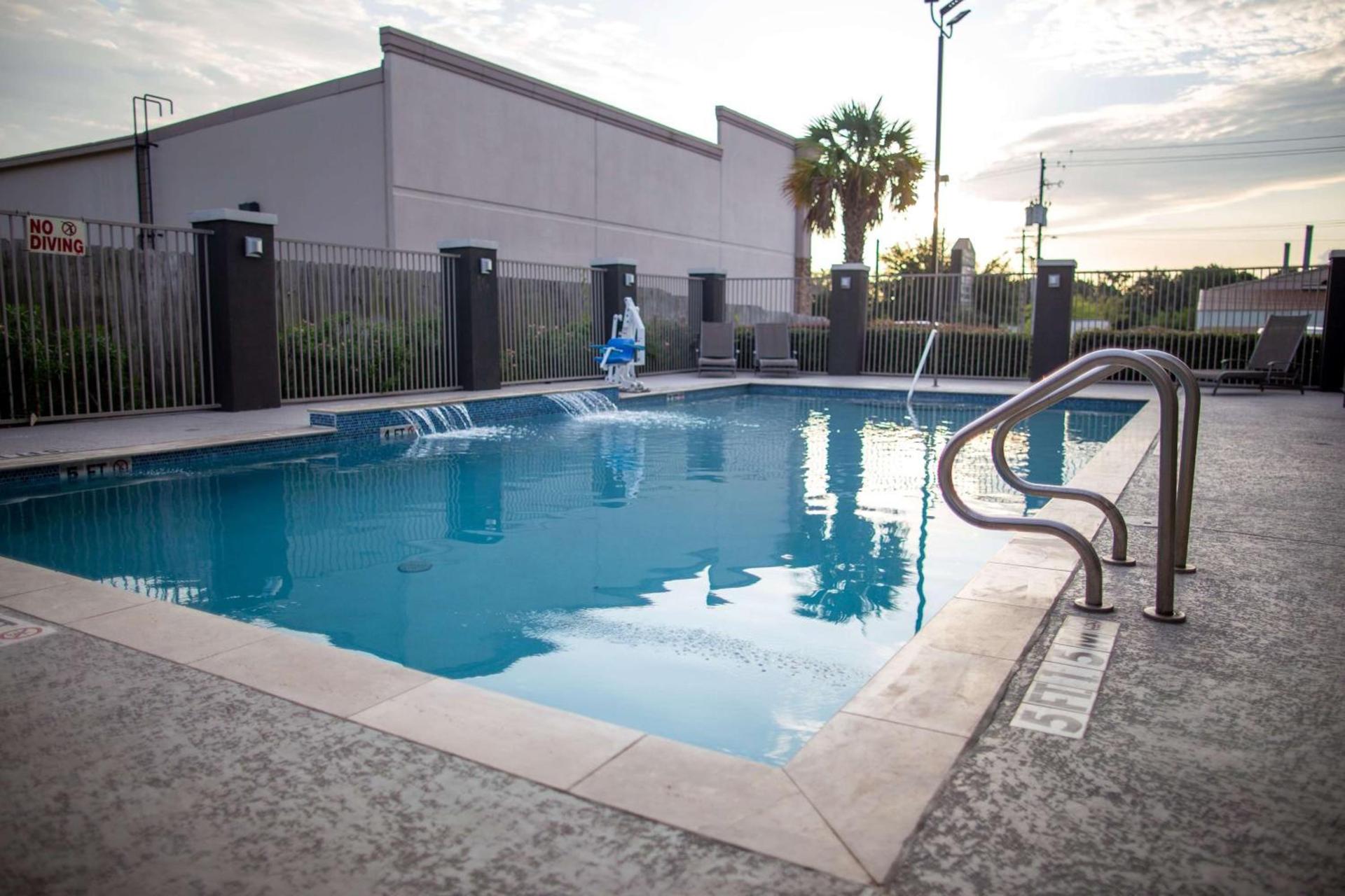 La Quinta by Wyndham Houston East at Normandy photo 31