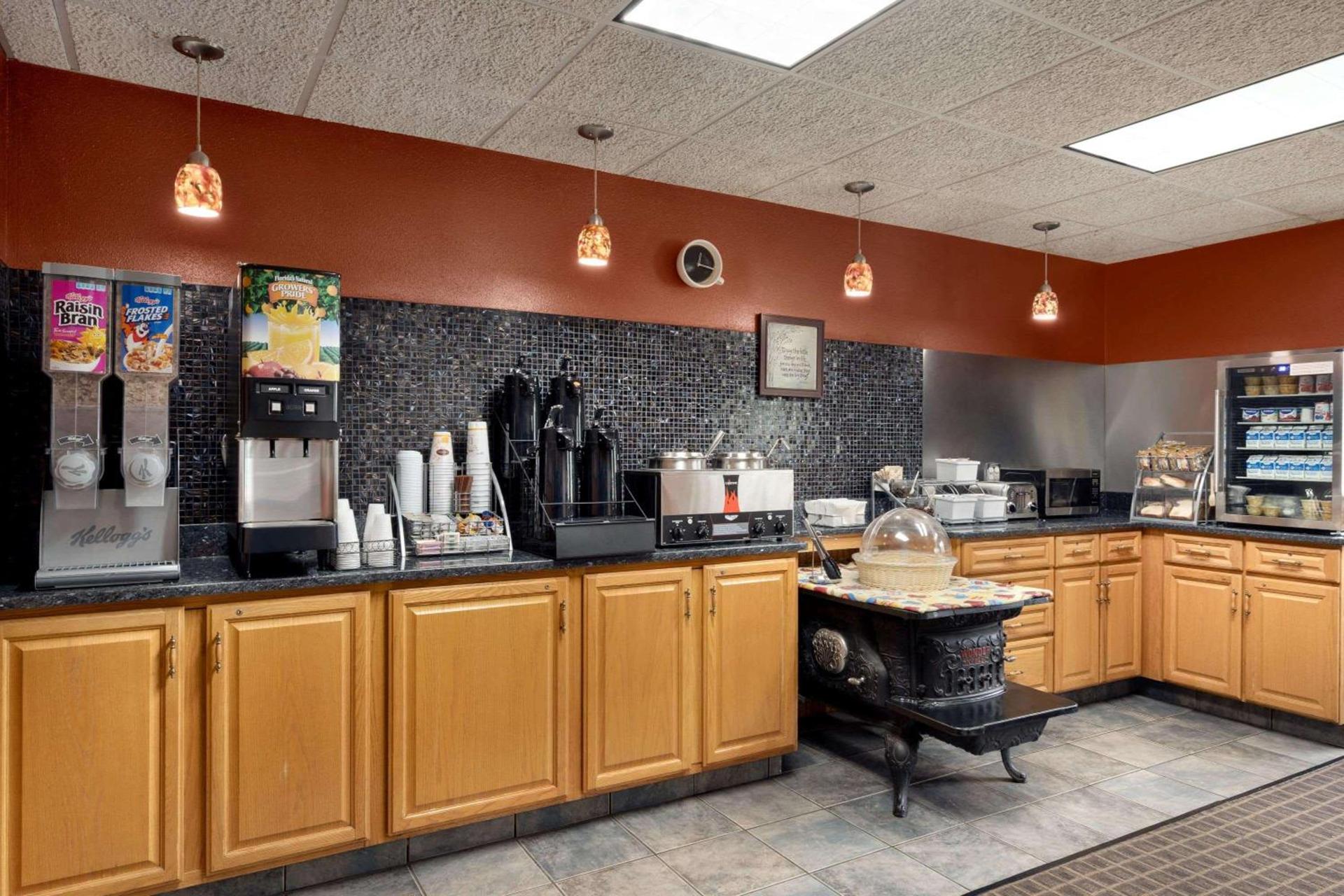 Super 8 by Wyndham Eveleth photo 30