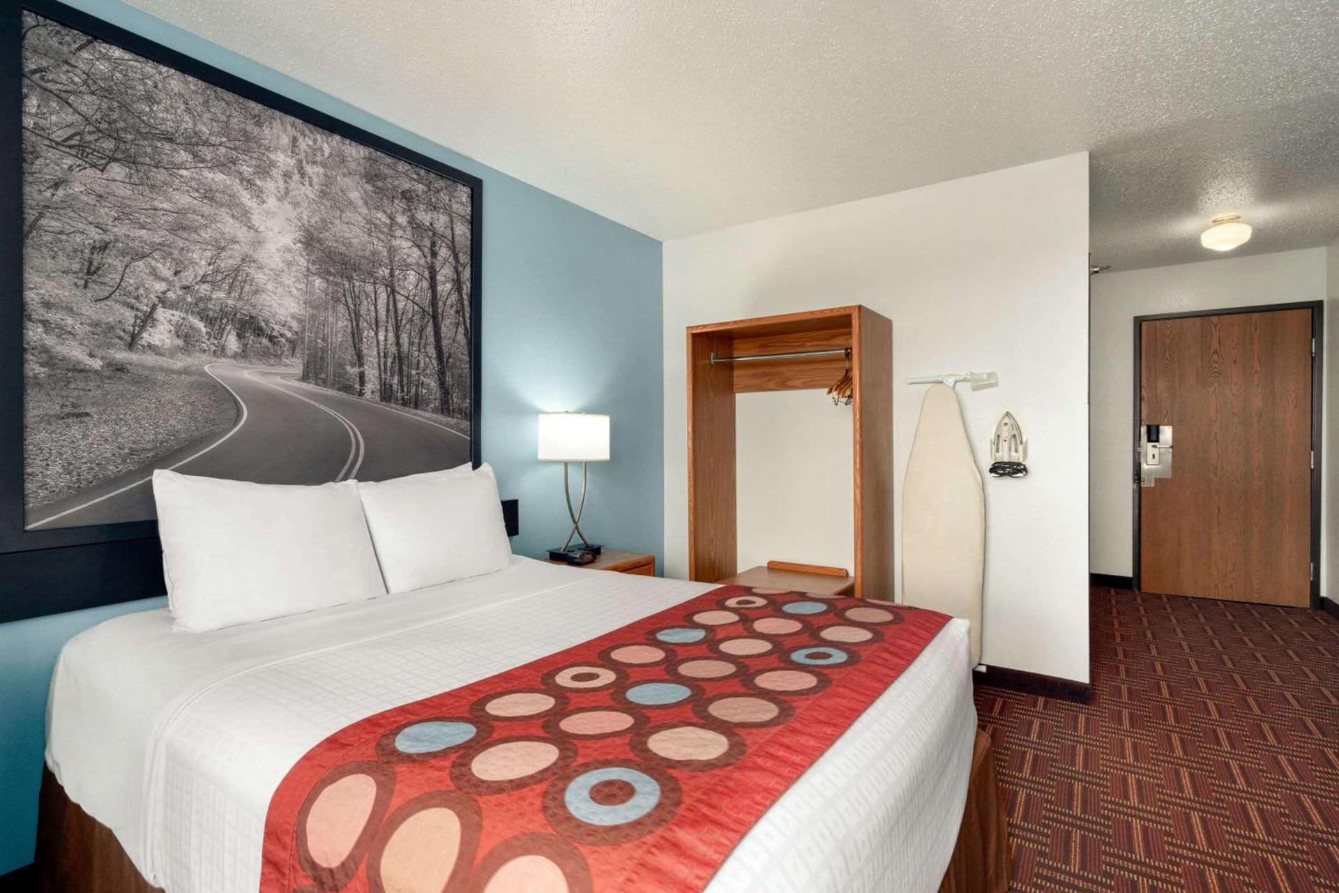 Super 8 by Wyndham Eveleth photo 36