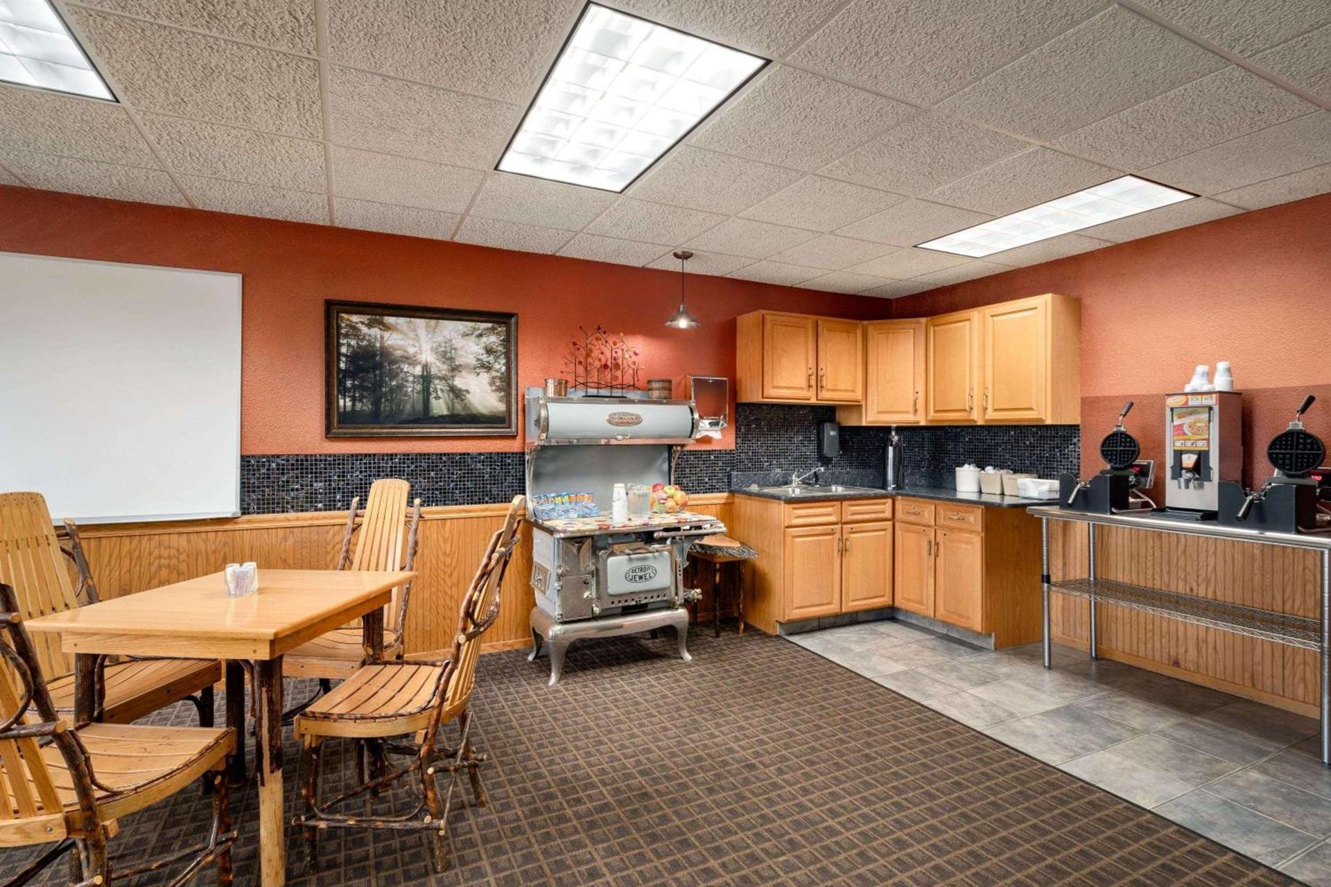 Super 8 by Wyndham Eveleth photo 37