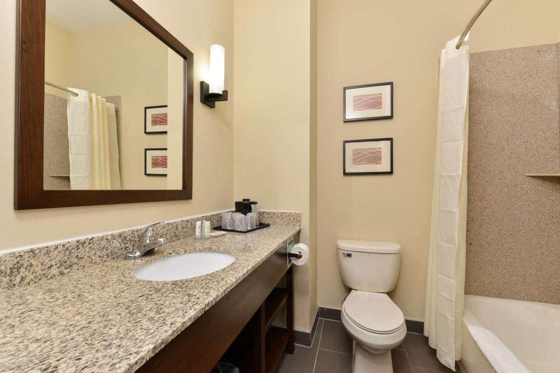 Days Inn & Suites by Wyndham Manheim Lebanon photo 14