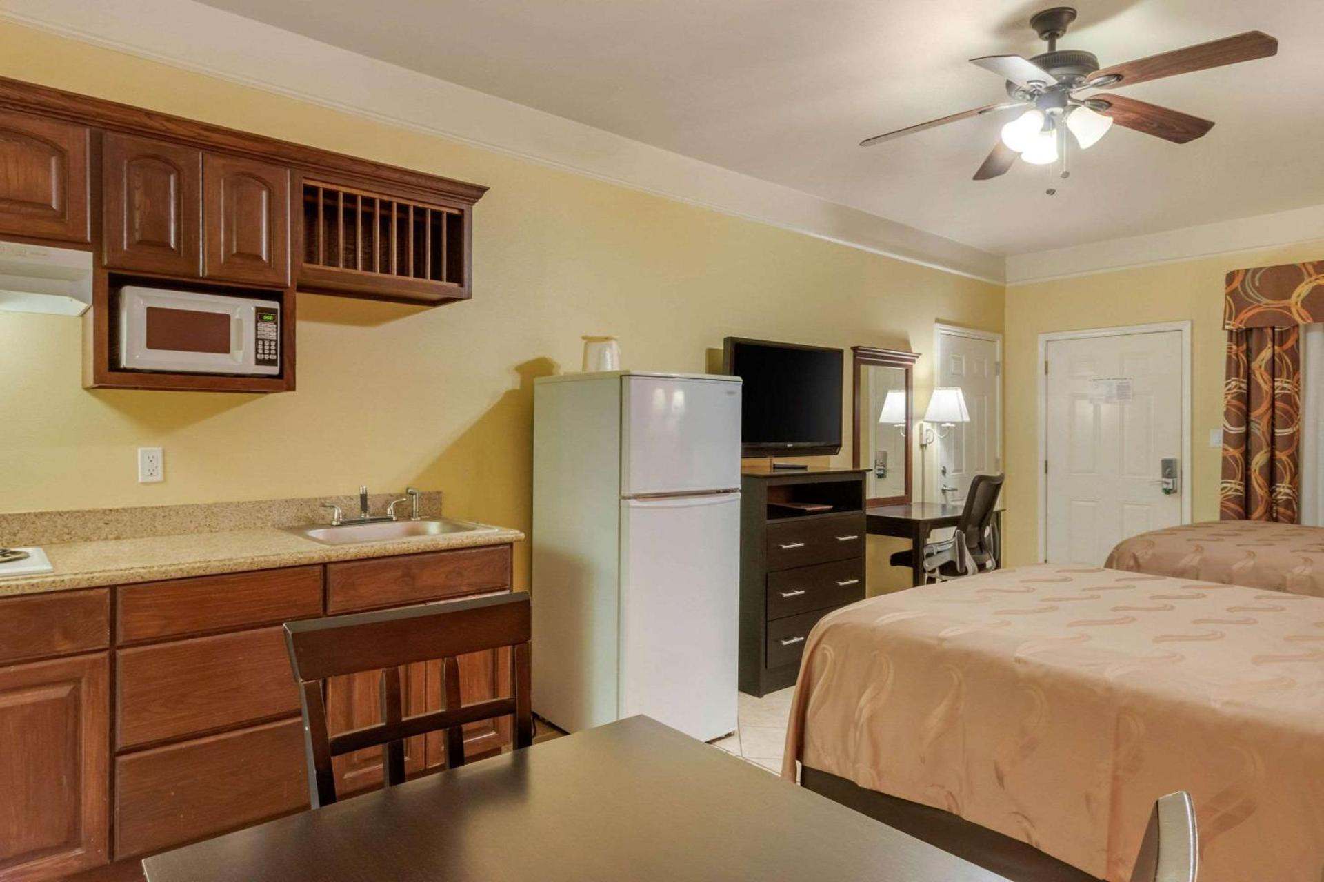 Quality Inn & Suites at The Outlets Mercedes-Weslaco photo 14
