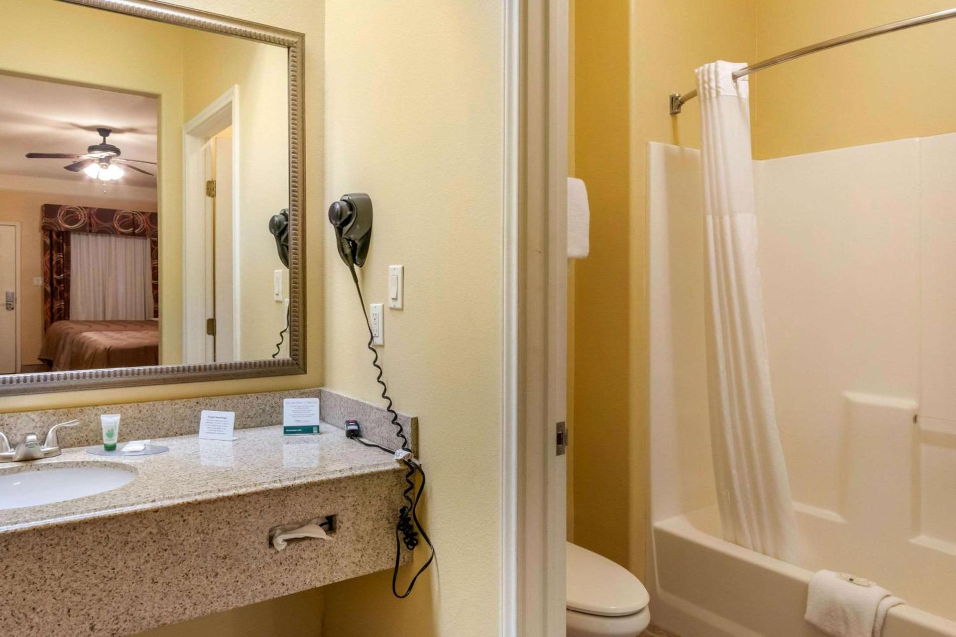 Quality Inn & Suites at The Outlets Mercedes-Weslaco photo 2