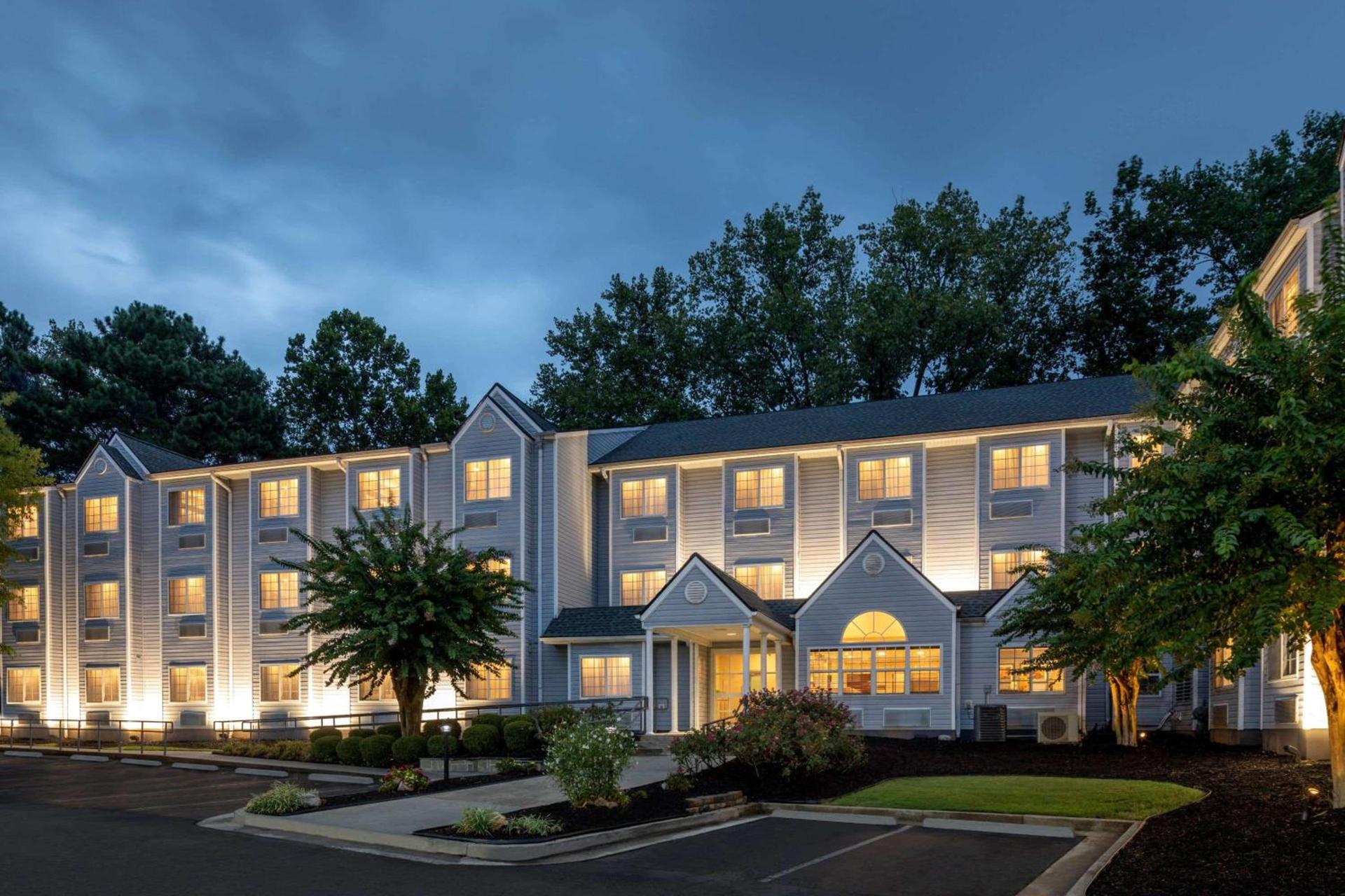 Microtel Inn & Suites by Wyndham Atlanta Buckhead Area photo 2