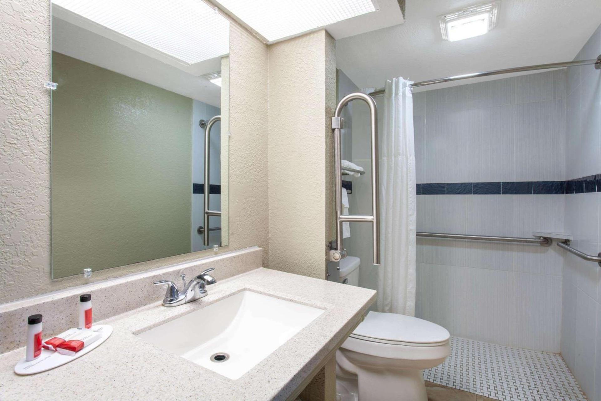 Travelodge by Wyndham Deltona photo 41