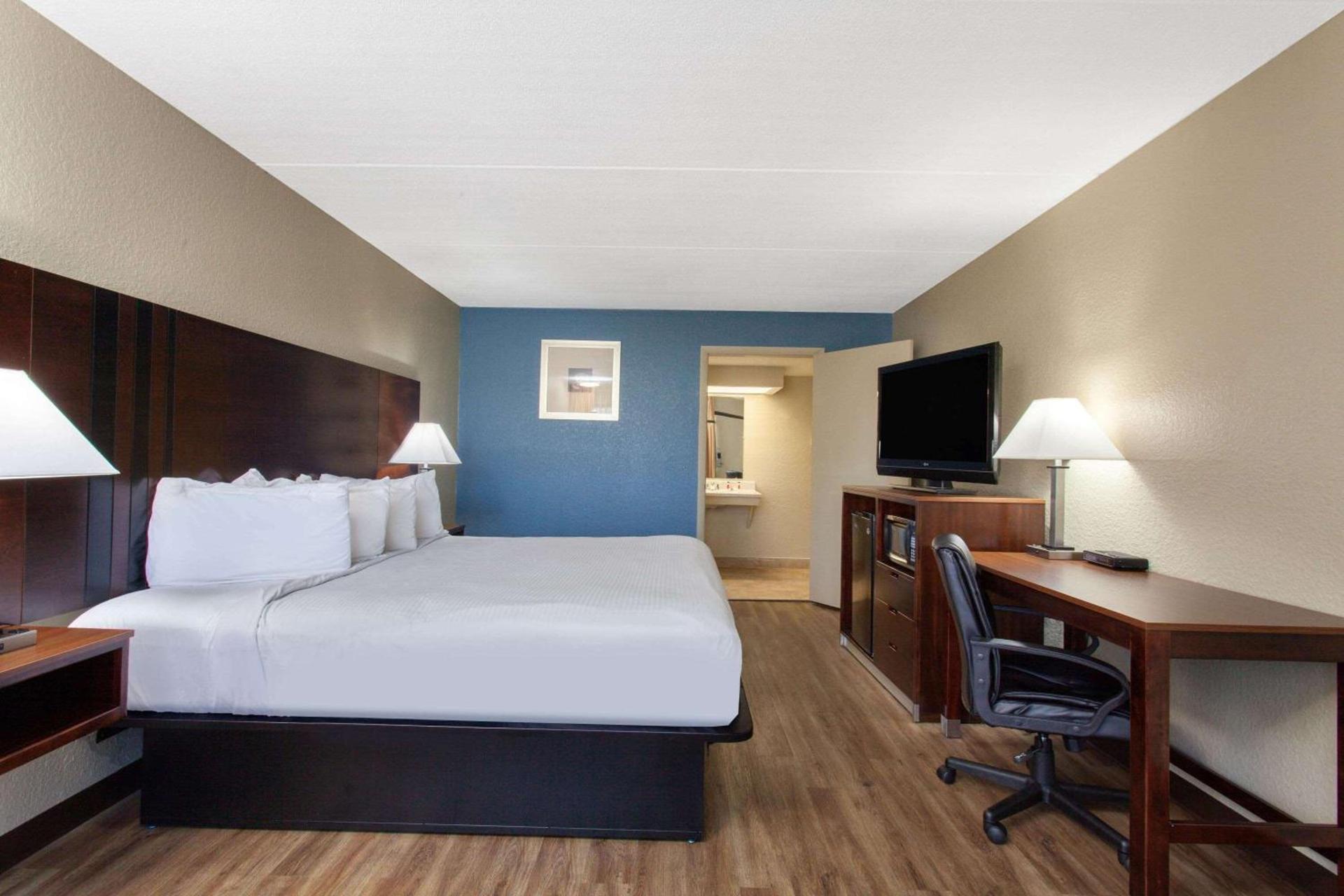 Travelodge by Wyndham Deltona photo 35
