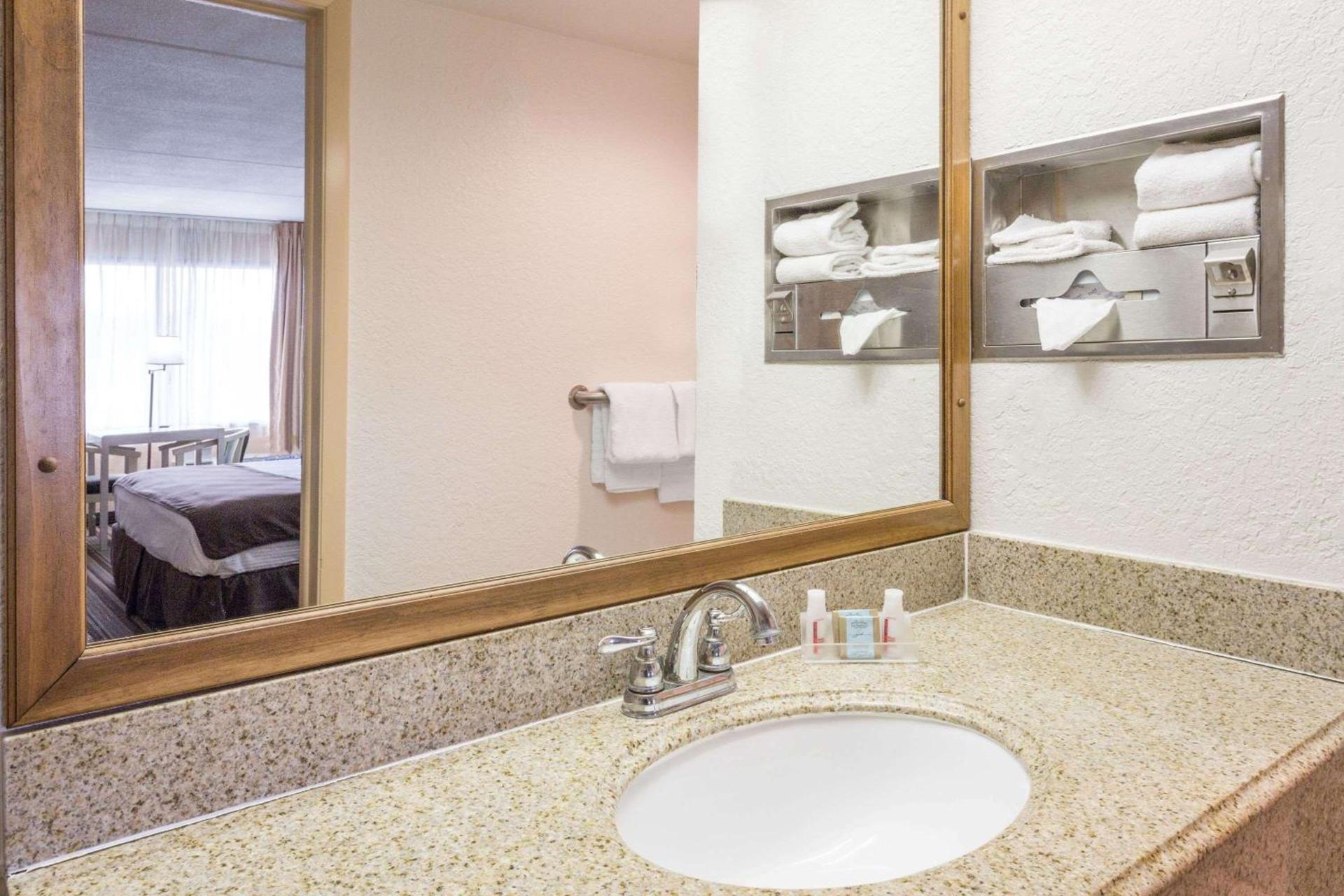 Travelodge by Wyndham Deltona photo 29